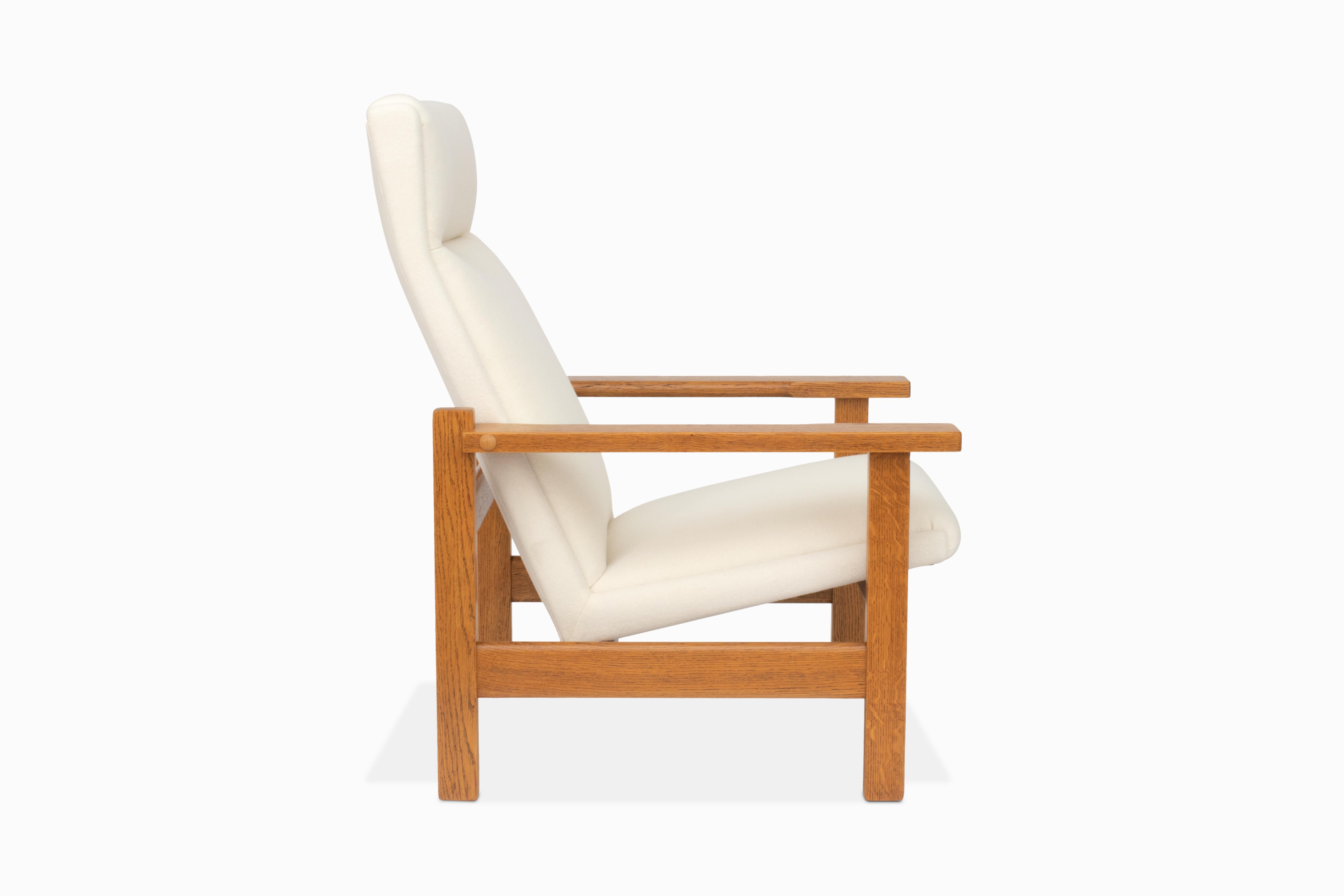 Pair of Getama GE-163a Oak Lounge Chairs by Hans Wegner In Good Condition For Sale In Oxnard, CA