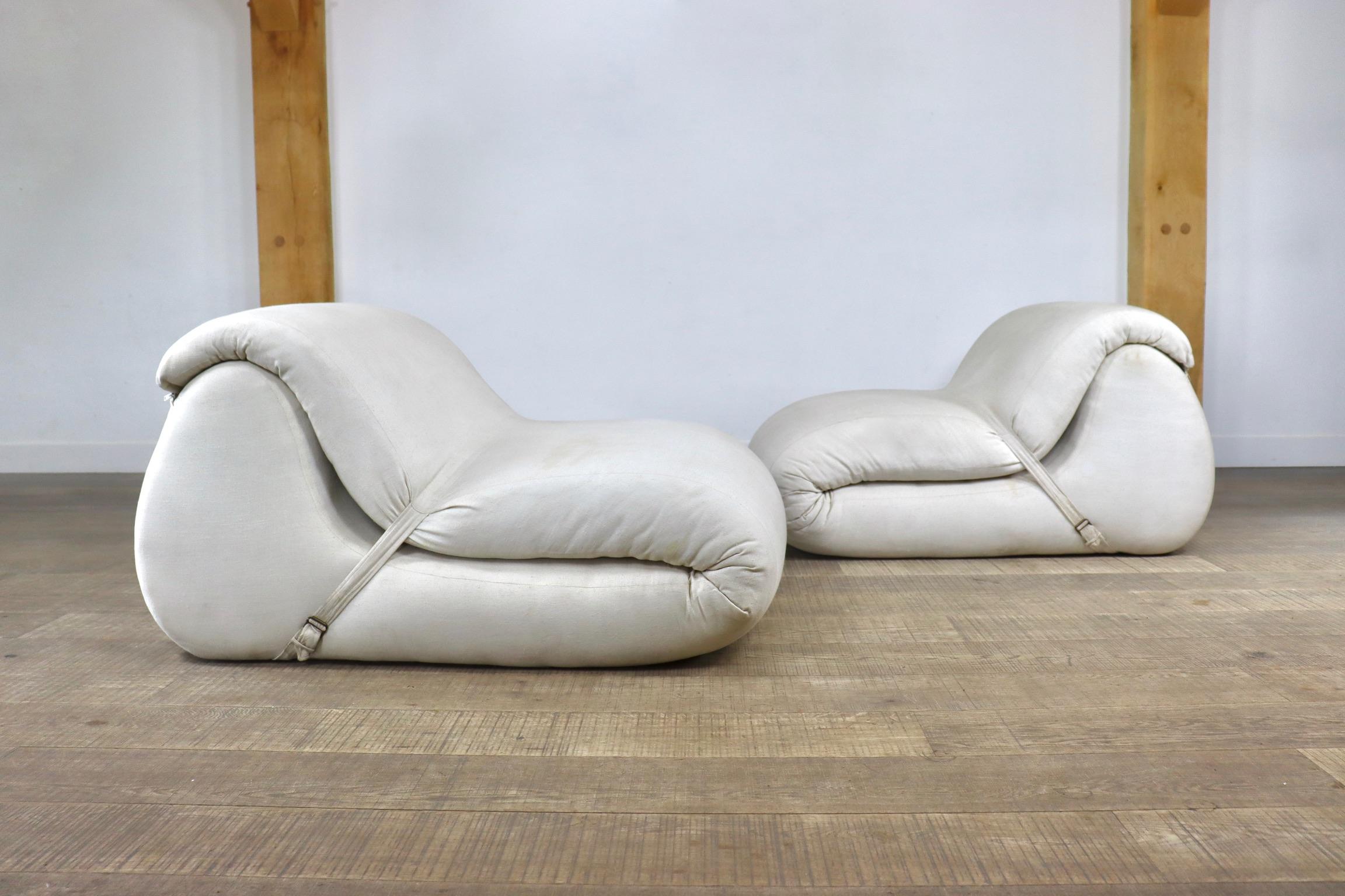Linen Pair of Ghiro Convertible lounge chairs by Umberto Catalano and Gianfranco Masi,