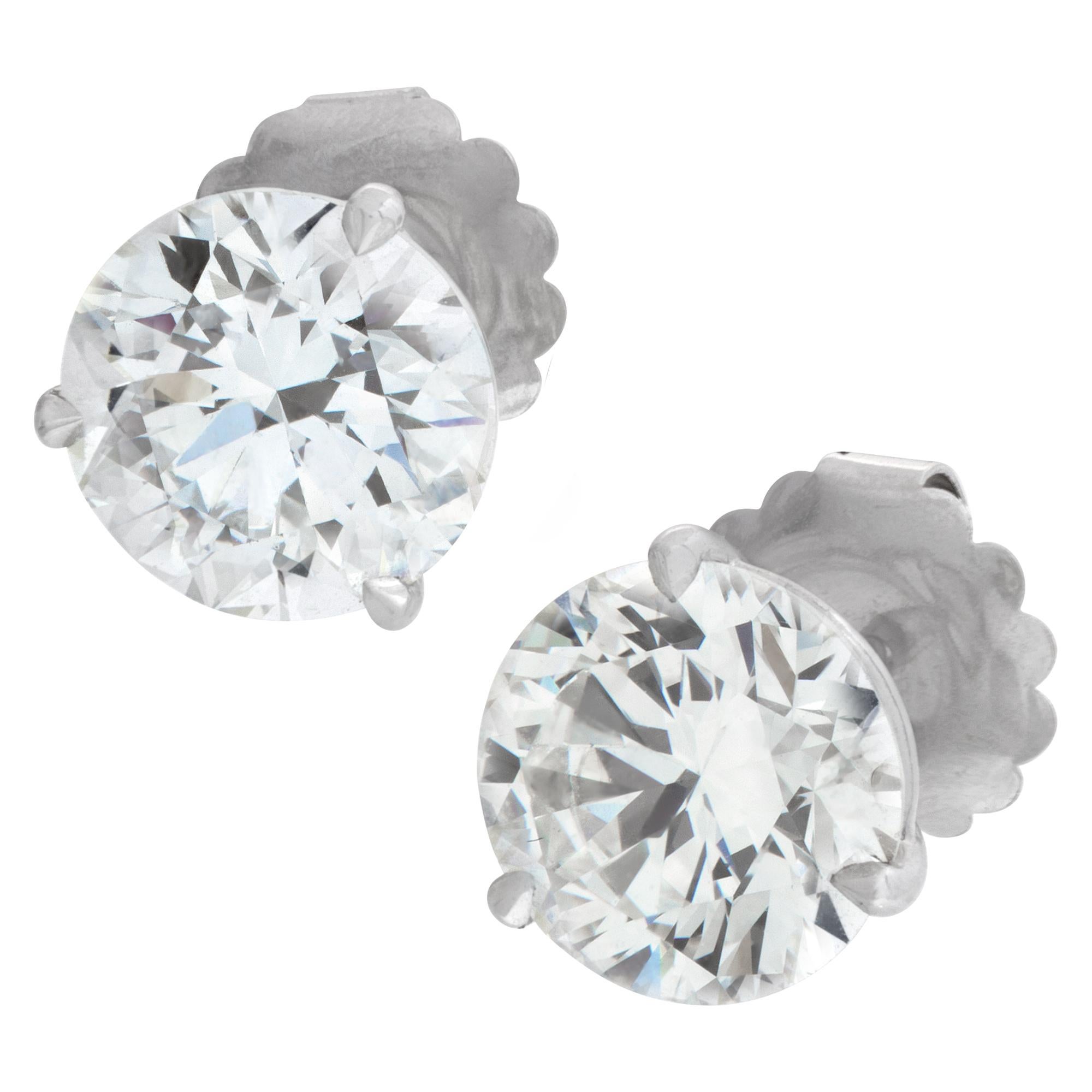 Paar GIA-zertifizierte runde Brillant-Diamant-Ohrstecker mit Vollschliff in 18k W (Brillantschliff) im Angebot
