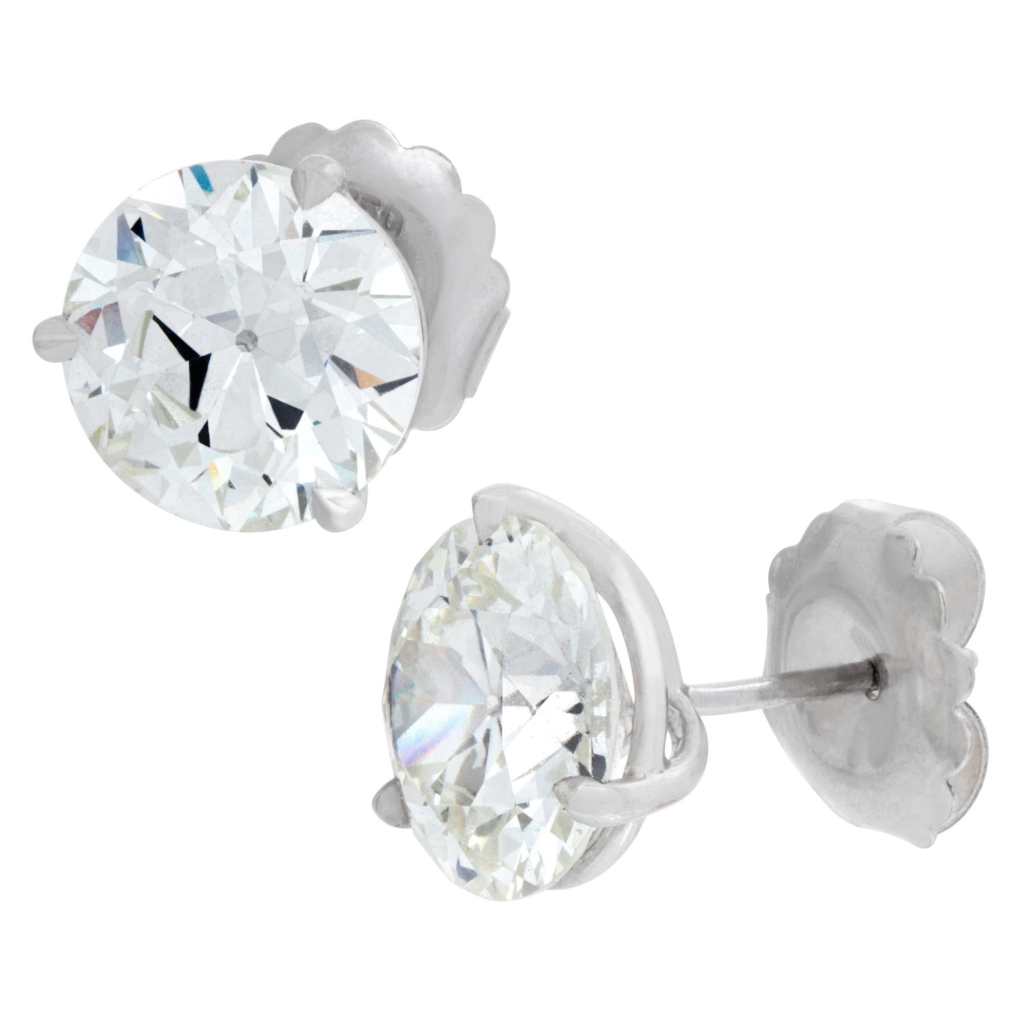 Paar GIA-zertifizierte runde Brillant-Diamant-Ohrstecker mit Vollschliff in 18k W im Zustand „Hervorragend“ im Angebot in Surfside, FL