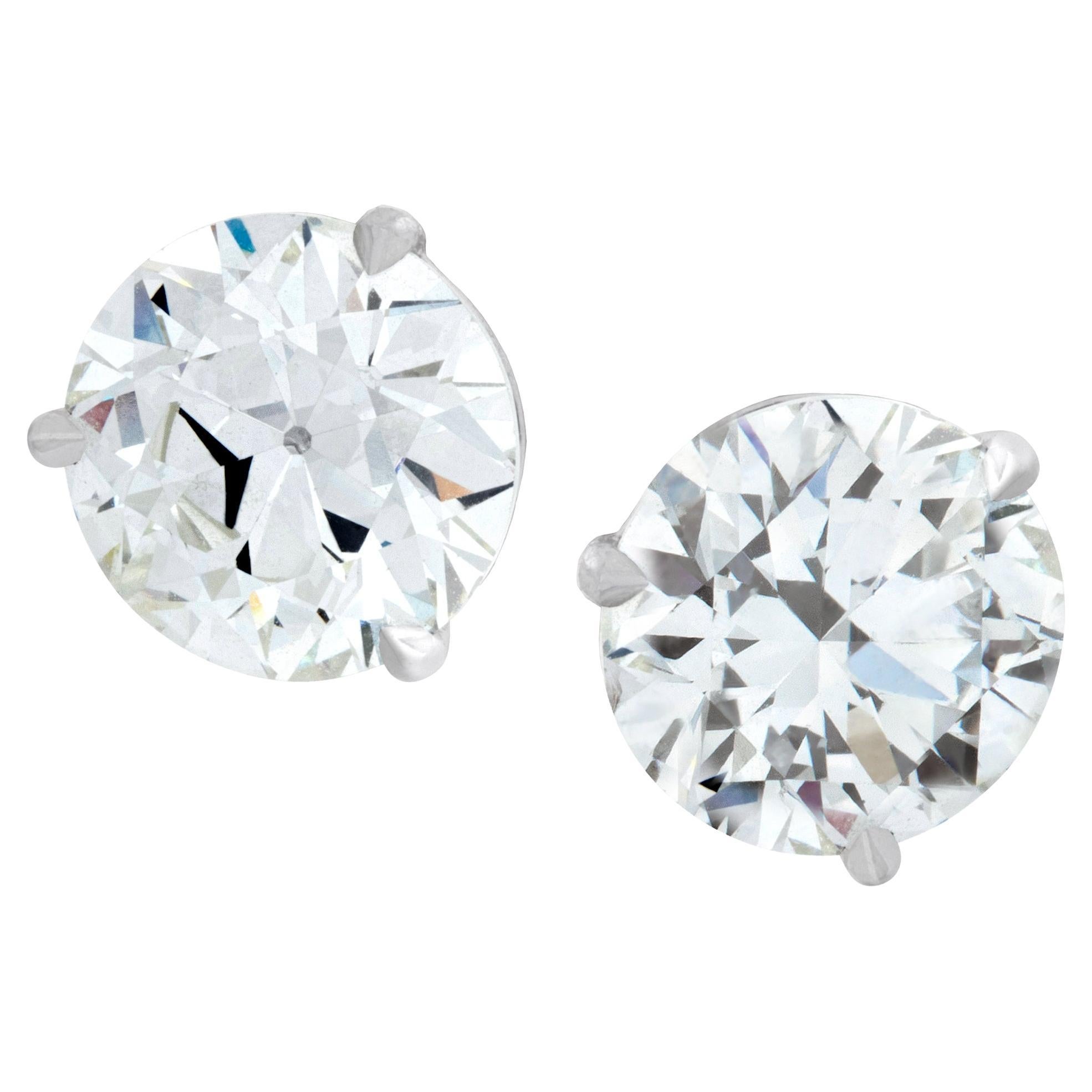 Paar GIA-zertifizierte runde Brillant-Diamant-Ohrstecker mit Vollschliff in 18k W im Angebot