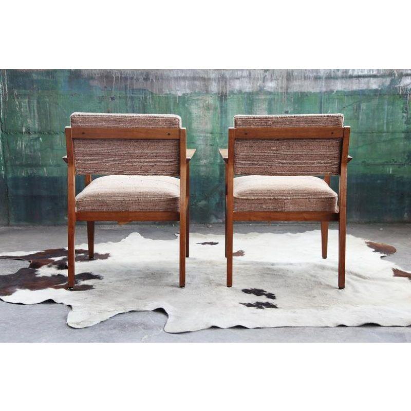 Pair of Giacomo Buzzitta Mid-Century Modern Walnut Lounge Chairs by Stow Davis In Good Condition For Sale In Basel, BS