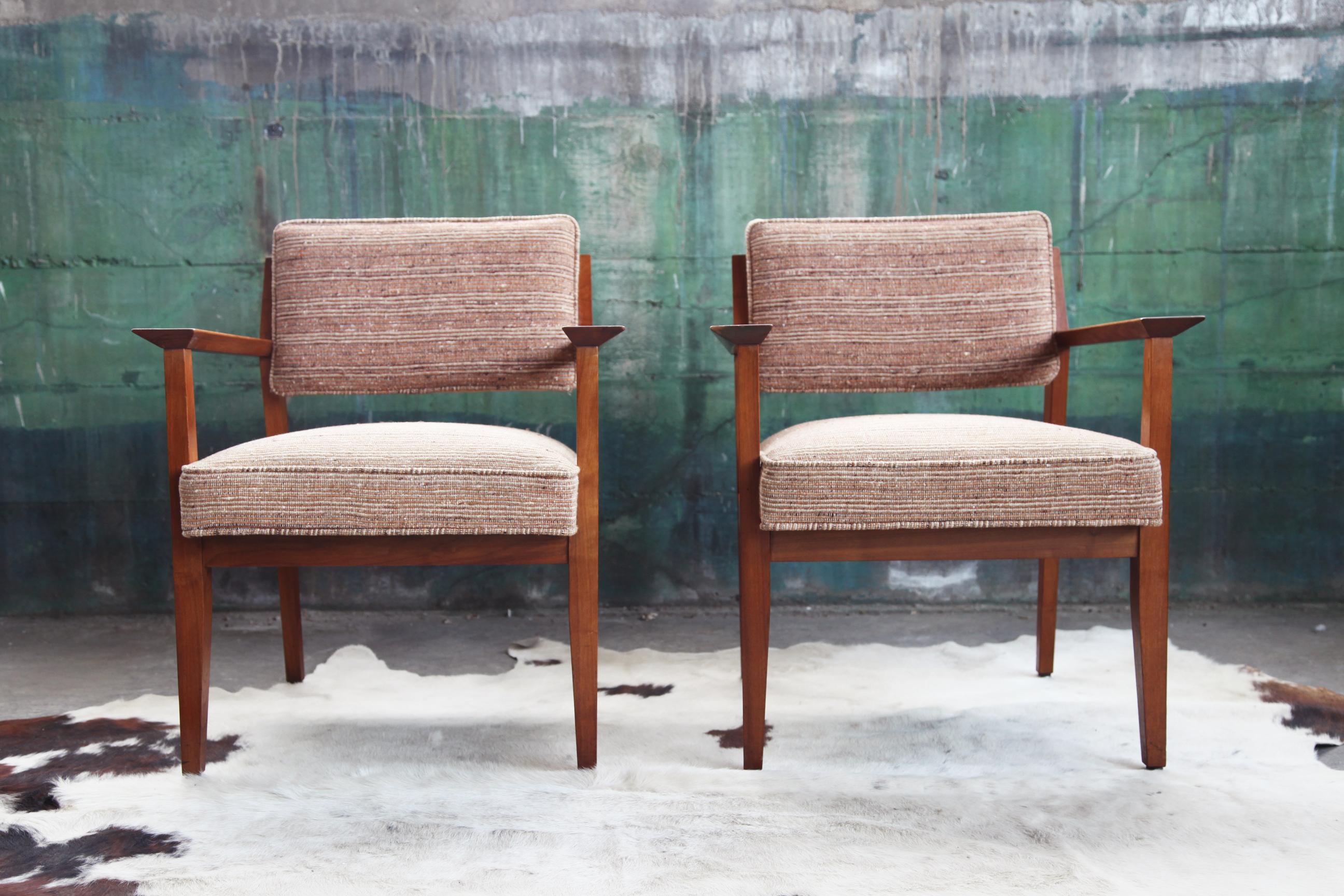 Pair of Giacomo Buzzitta Mid-Century Modern Walnut Lounge Chairs by Stow Davis For Sale 1