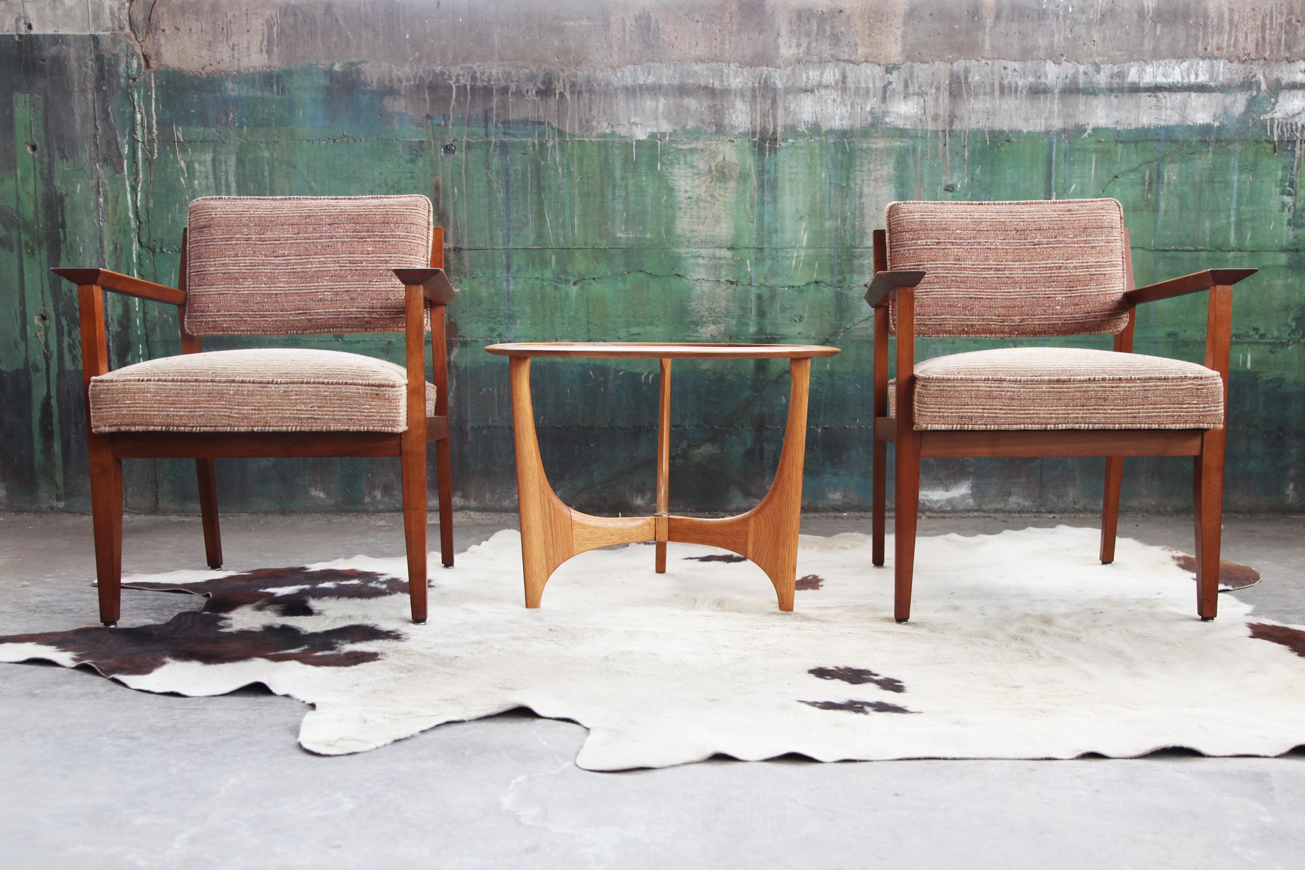 Pair of Giacomo Buzzitta Mid-Century Modern Walnut Lounge Chairs by Stow Davis For Sale 3