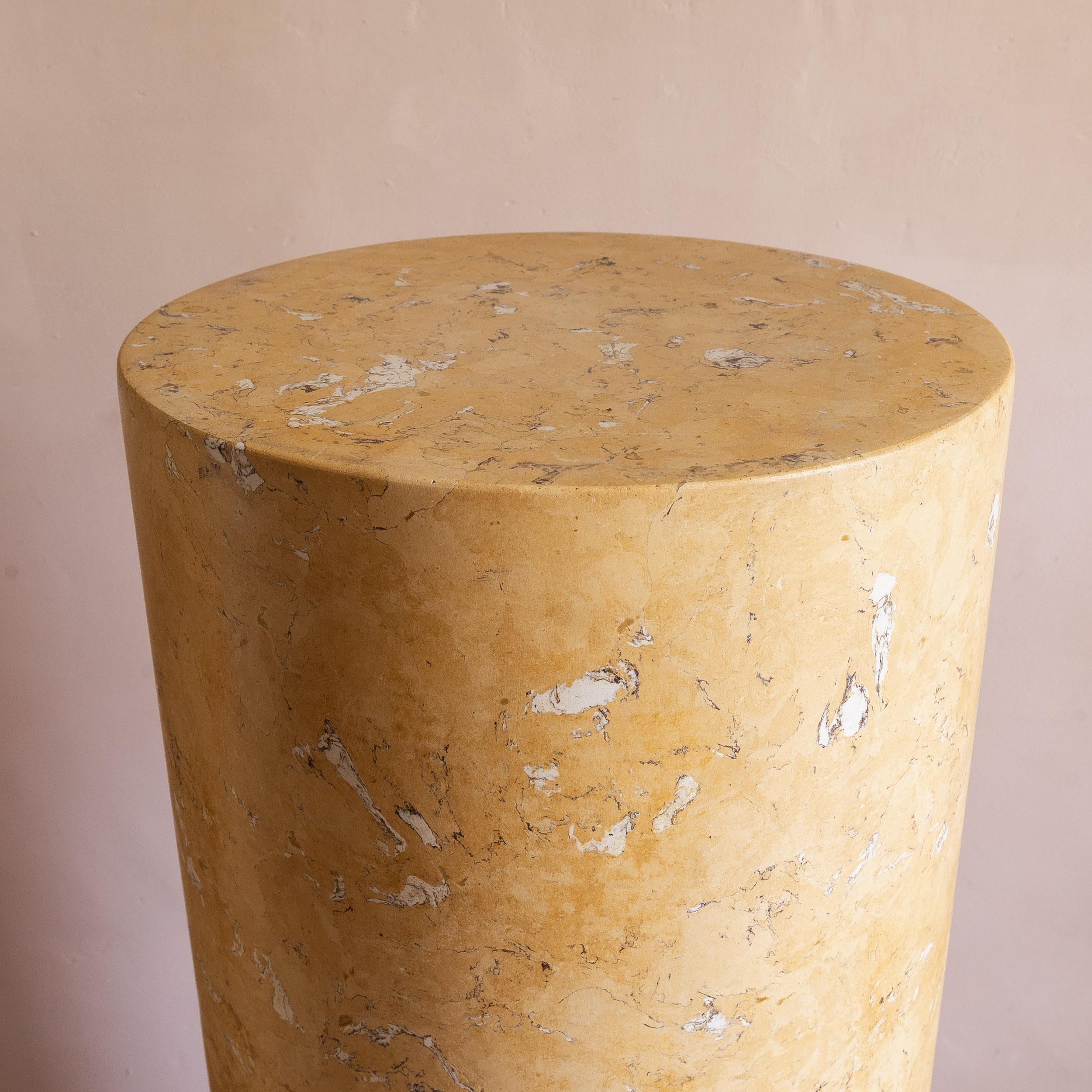Paar Giallo Antico Scagliola-Säulen im Angebot 7