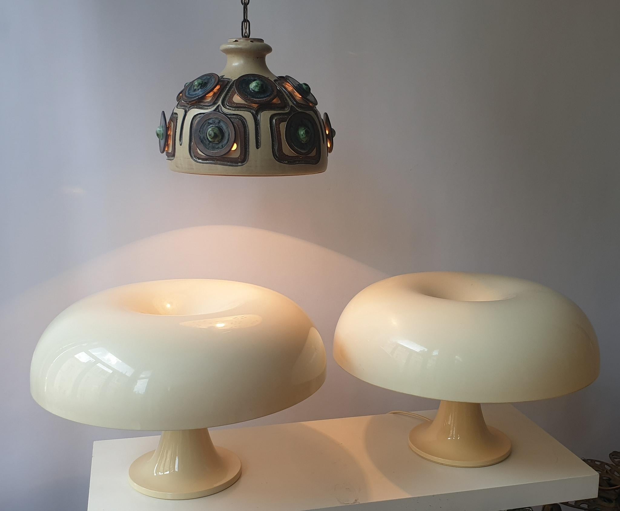 Pair of Italian Giancarlo Mattioli Nesso table lamps by Artemide.

Artemide Nesso table lamp
Materials: Cream ABS plastic mushroom lamp with 4 white painted Bakelite sockets.

Measures: Height 34 cm / 13.38”

Width Ø 54 cm / 21.25”

Base Ø