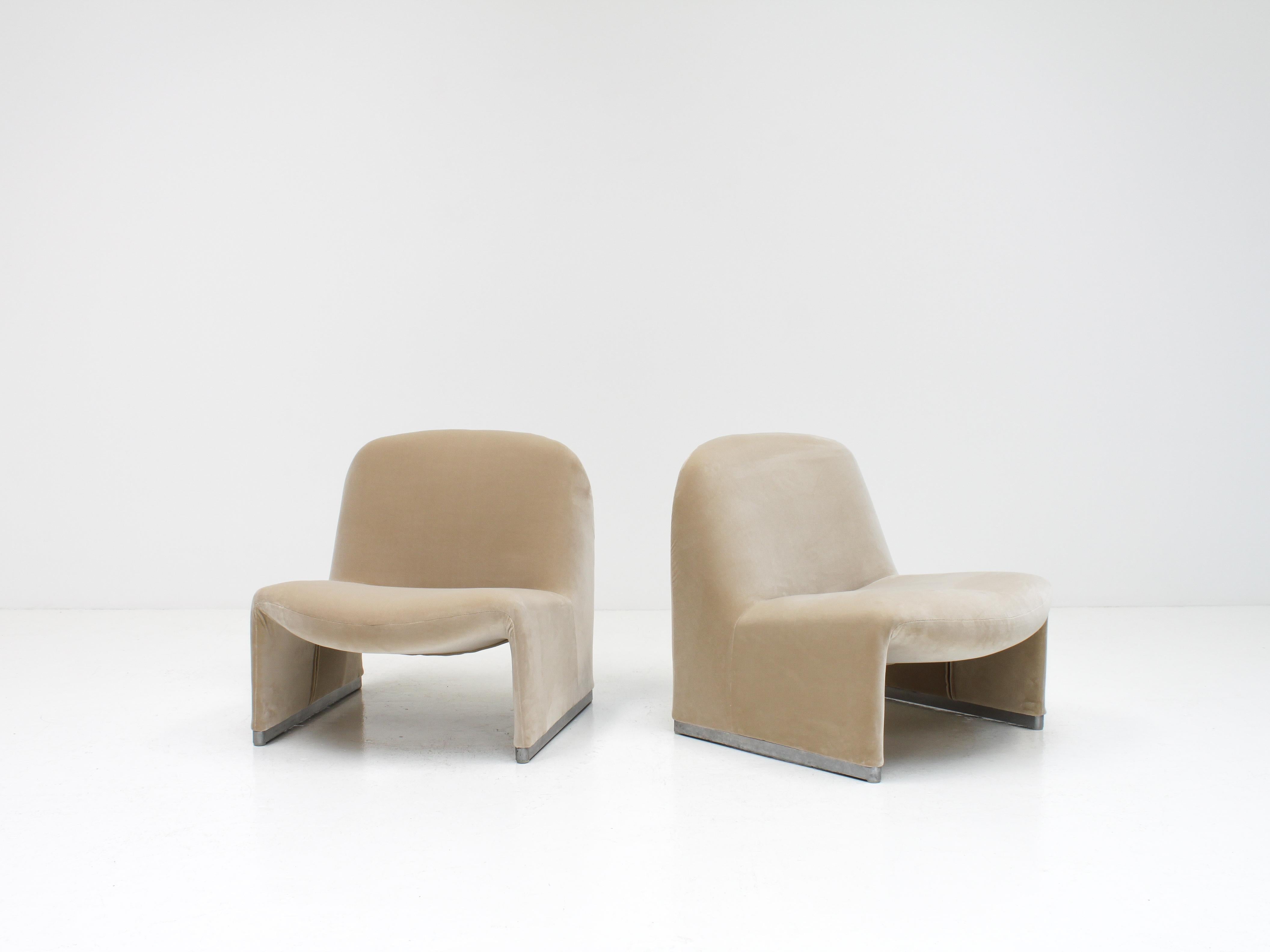 Giancarlo Piretti “Alky” Chairs in New Velvet, Artifort, 1970s For Sale 1