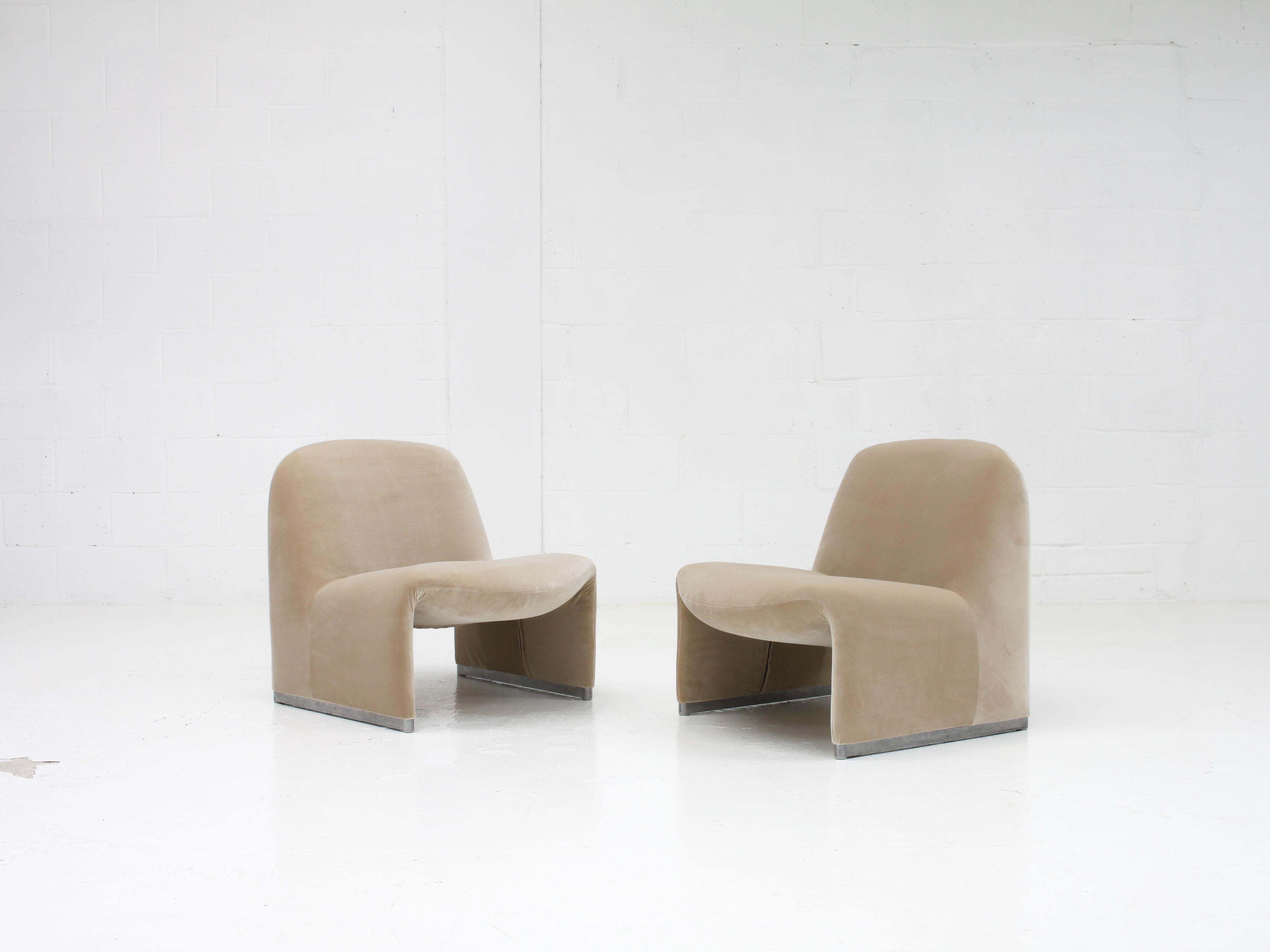 Pair of Giancarlo Piretti “Alky” Chairs in New Velvet, Artifort, 1970s 5