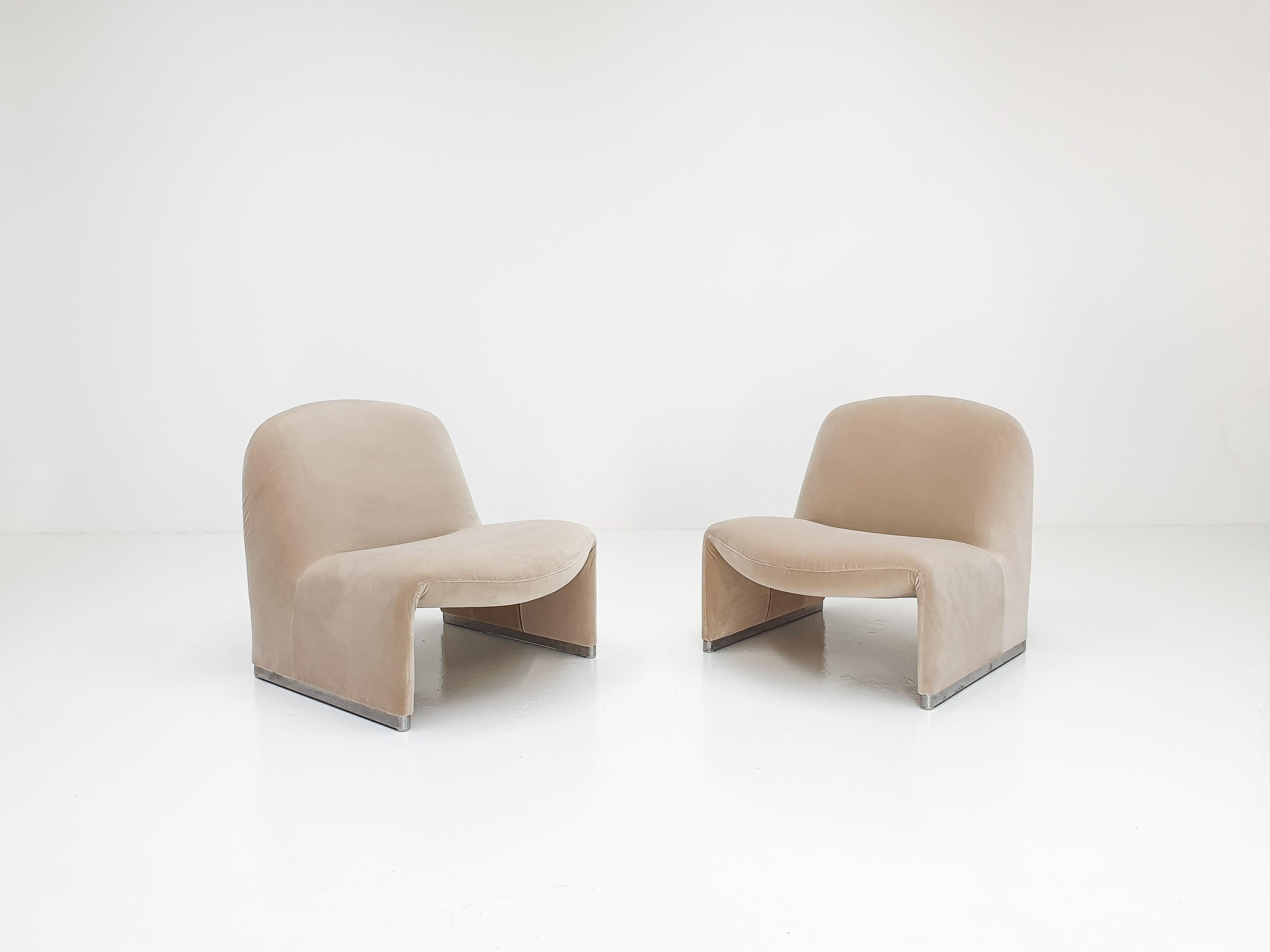 A pair of Giancarlo Piretti “Alky” chairs newly upholstered in Designers Guild linen colored velvet. 

Manufactured by Artifort in the 1970s.

The organic shape offers a minimal appearance but also comfort.

Foam restored where required and