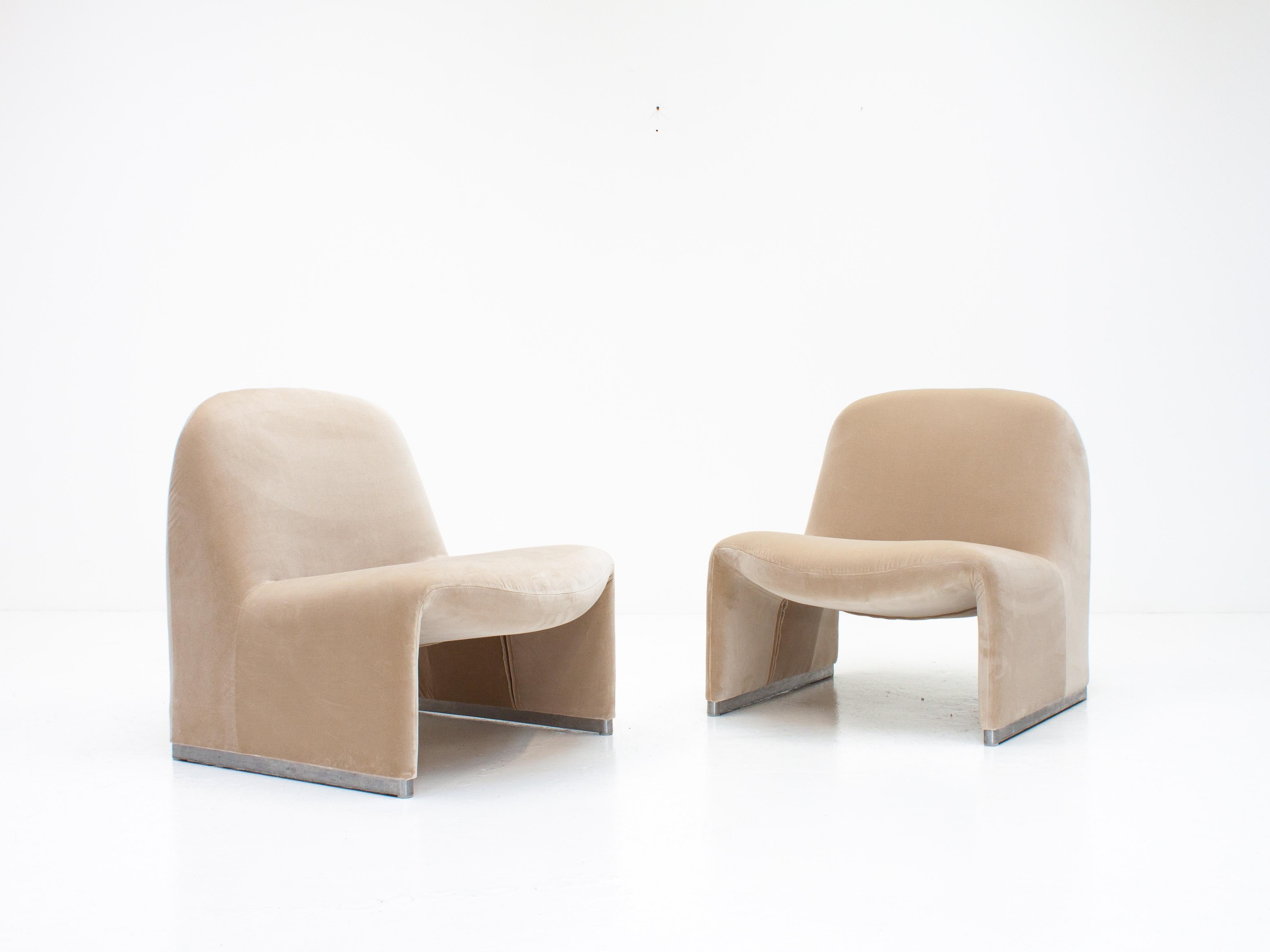 A pair of Giancarlo Piretti “Alky” chairs newly upholstered in Designers Guild linen colored velvet. 

Manufactured by Artifort in the 1970s.

The organic shape offers a minimal appearance but also comfort.

Foam restored where required and entirely