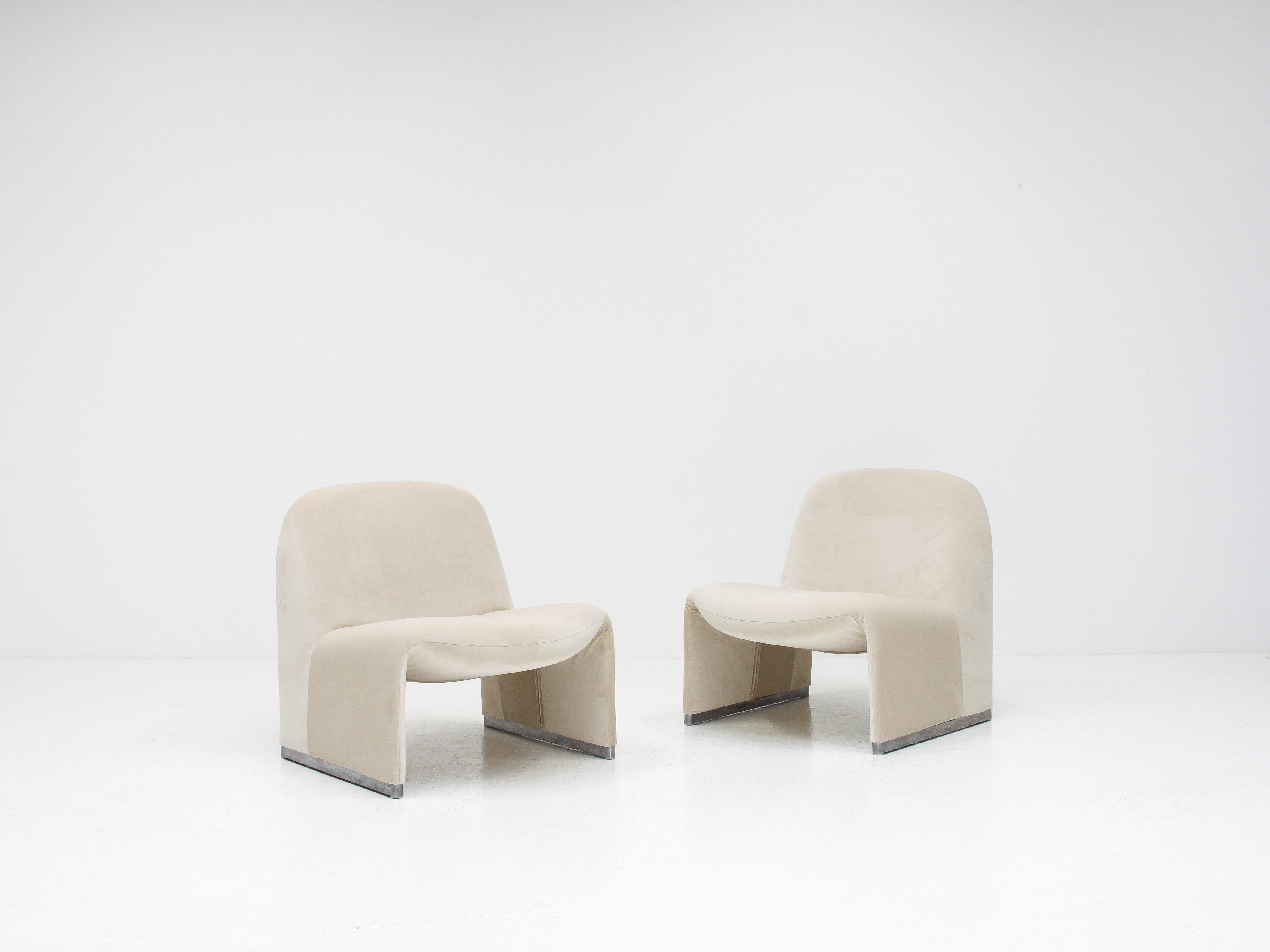 A pair of Giancarlo Piretti “Alky” chairs newly upholstered in a biscuit-coloured velvet. 

Manufactured by Artifort in the 1970s.

The organic shape offers a minimal appearance but also comfort.

*Potentially customizable in over 100 colours -