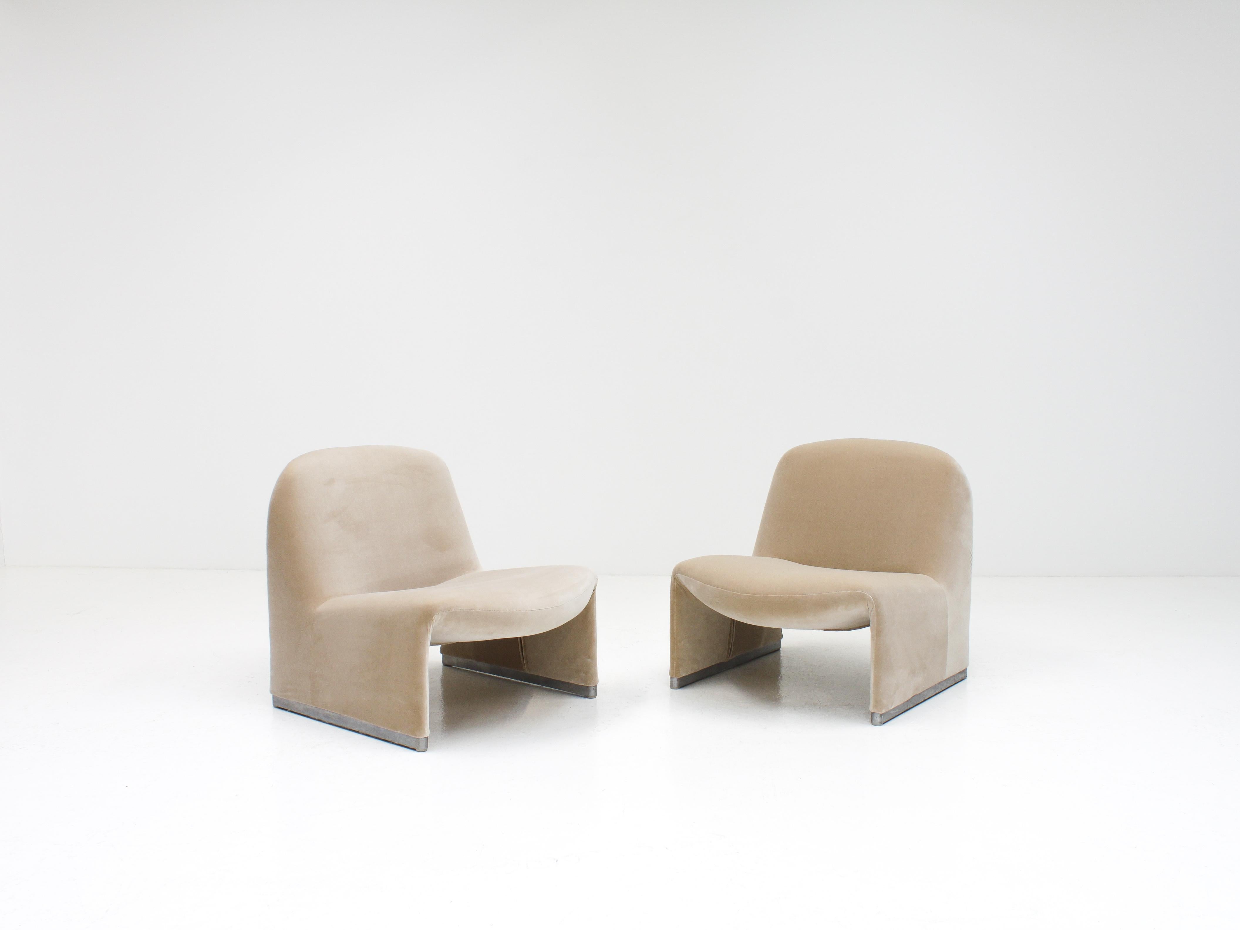 Giancarlo Piretti: „Alky“-Stühle aus neuem Samt, Bezug, 1970er Jahre – „ustomizable“ (Stahl) im Angebot