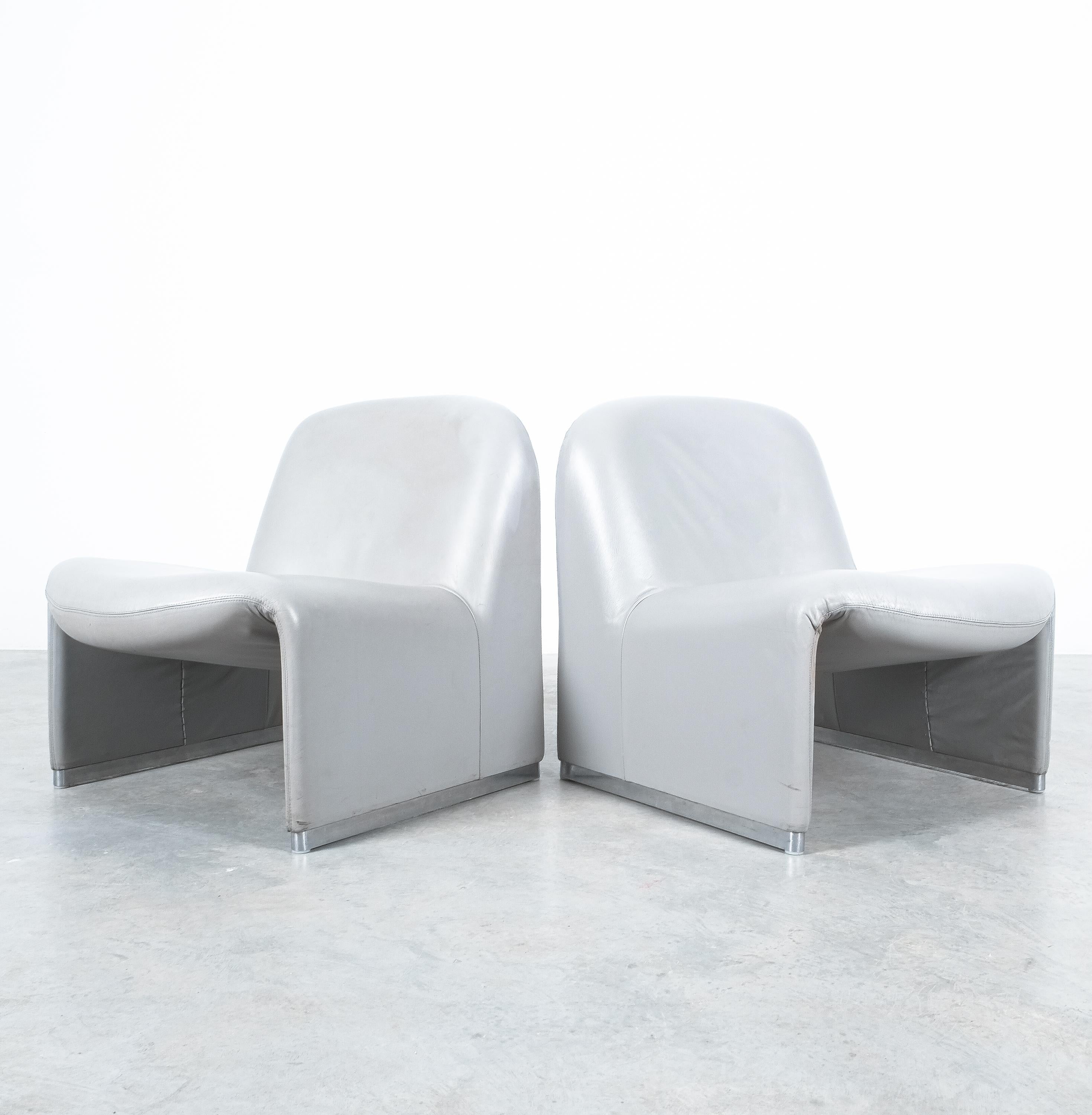 A pair of Giancarlo Piretti “Alky” lounge chairs originally upholstered with grey leather, manufactured by Castelli in the 1970s.

Great original condition with the foam still being intact and exactly the right amount of sturdiness, the organic