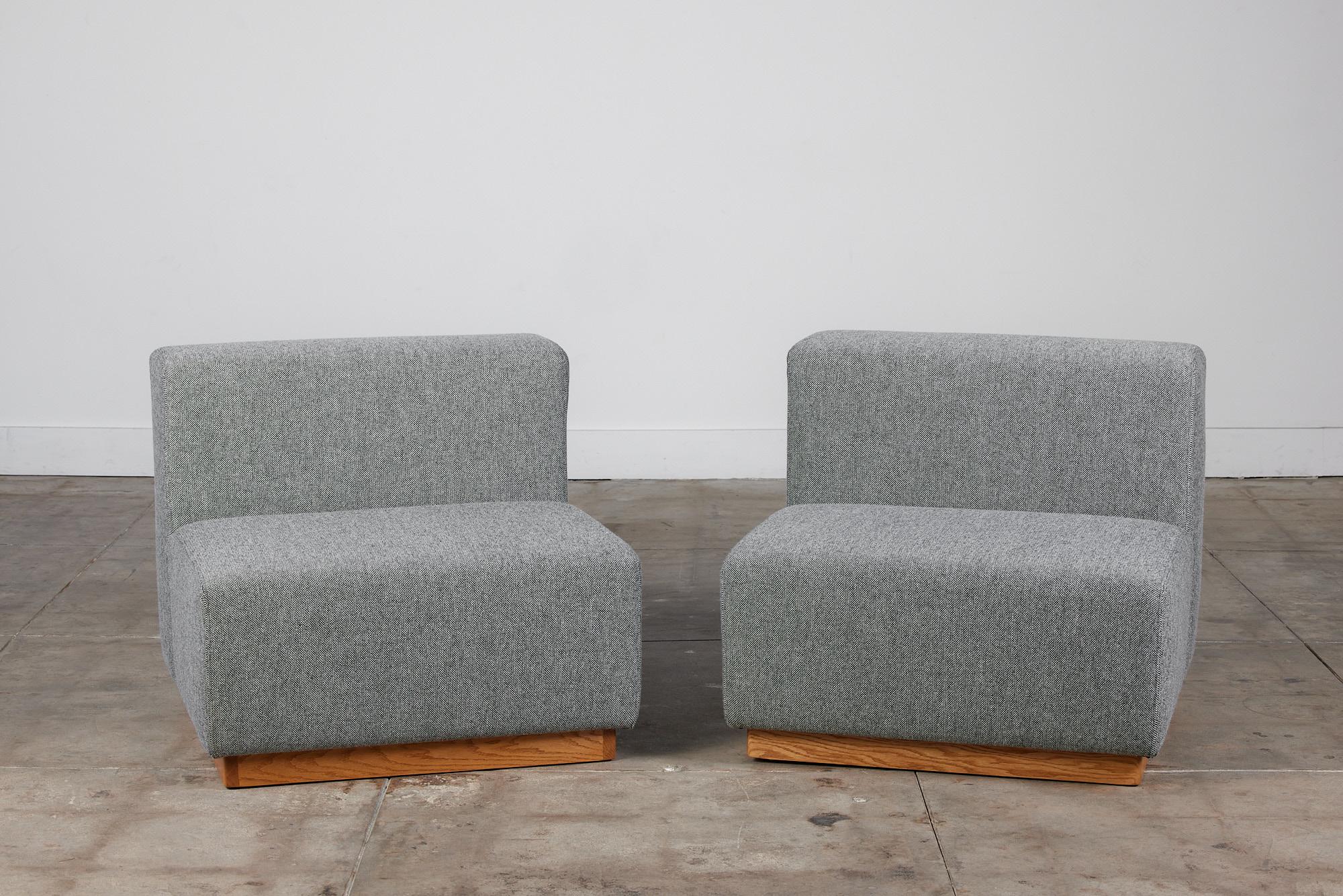 Moderne kubische Sofastühle im Giancarlo Piretti-Stil, Paar im Zustand „Hervorragend“ im Angebot in Los Angeles, CA