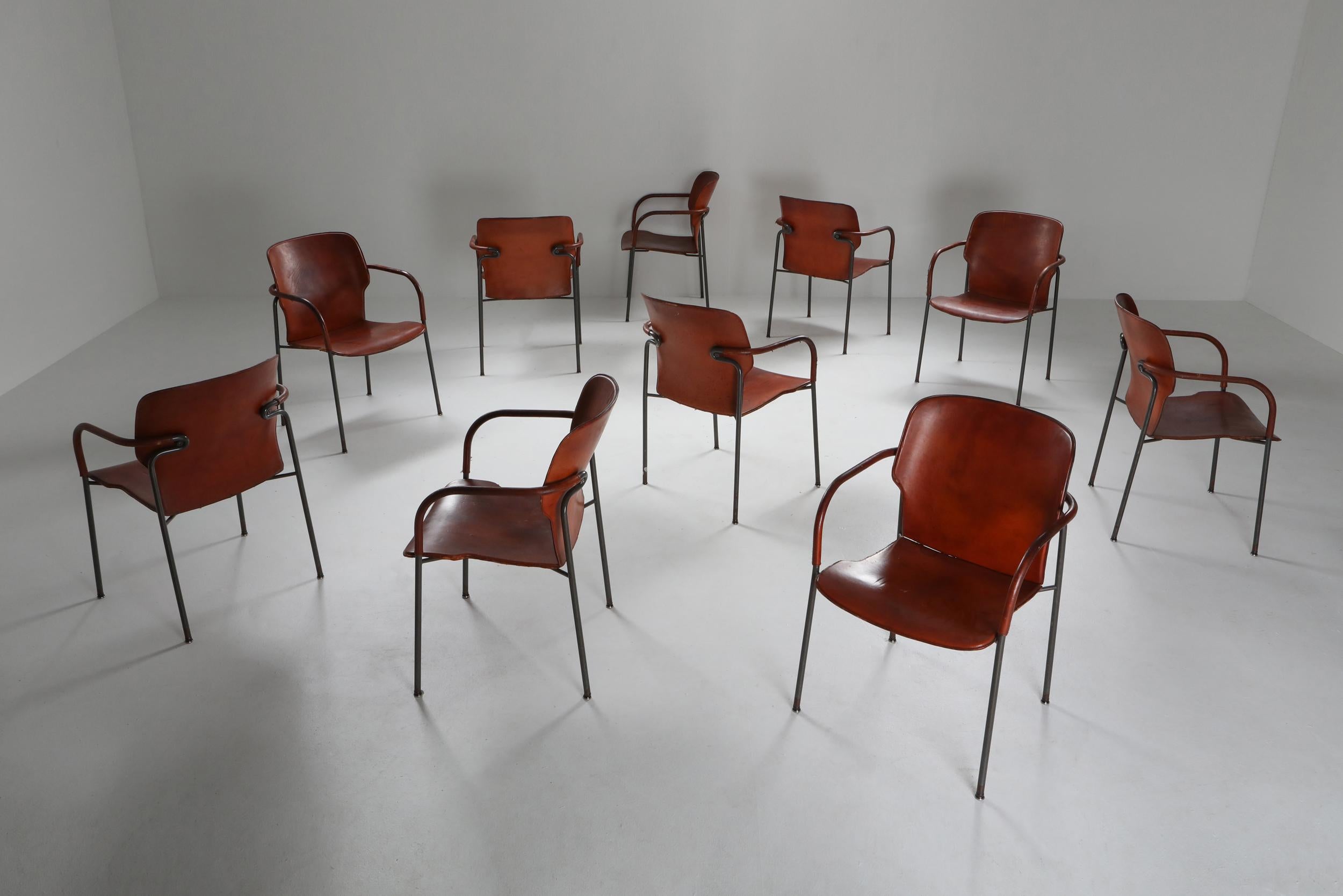 Laqué Paire de fauteuils Gianfranco Frattini modèle 'Lalanda' en cuir cognac foncé en vente