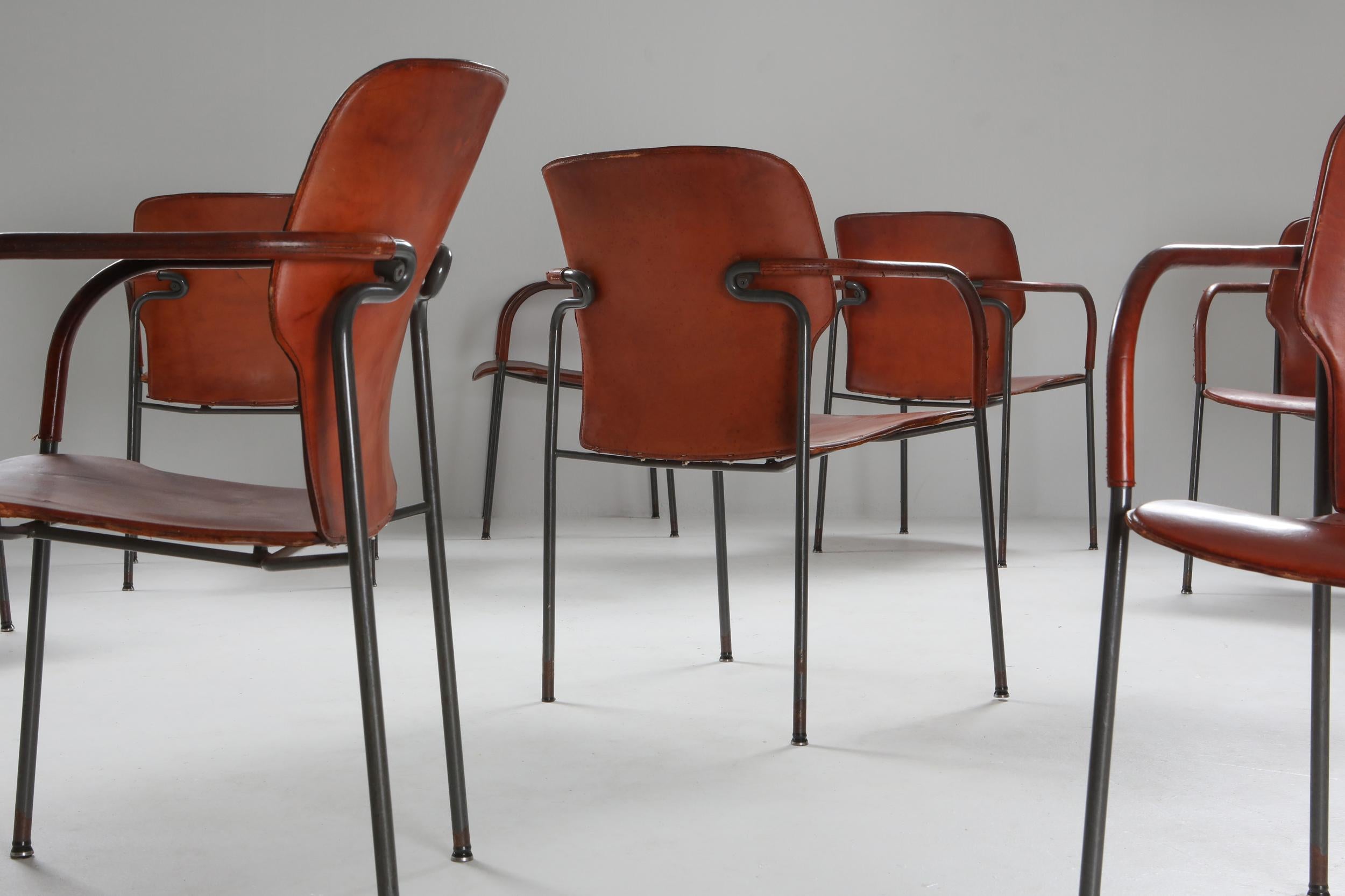 20ième siècle Paire de fauteuils Gianfranco Frattini modèle 'Lalanda' en cuir cognac foncé en vente