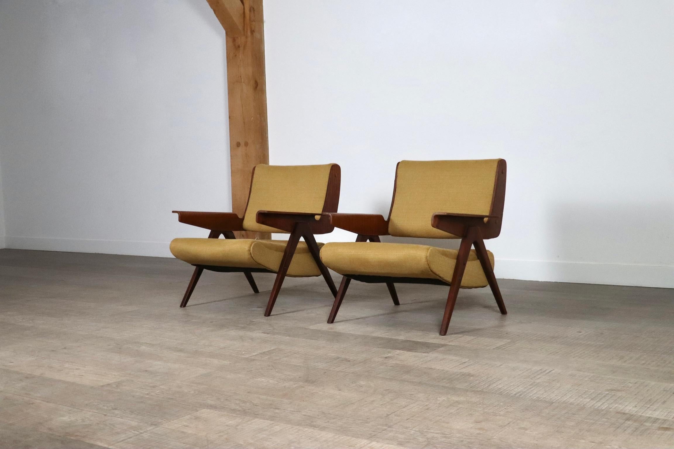 Incredible pair of model 831 chairs by Gianfranco Frattini for Cassina, 1950s. These model chairs are exceptionally rare. The fantastic design by renowned Italian designer Gianfranco Frattini shows its iconic features in the angular mahogany wooden