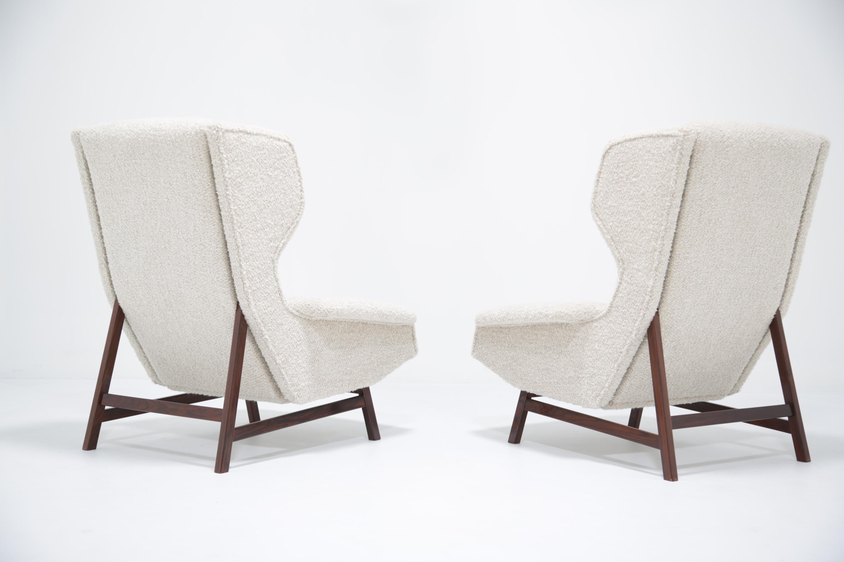 Paar Gianfranco Frattini Modell 877 Ohrensessel, Cassina, weißer Bouclé, ca. 1957, Paar (Moderne der Mitte des Jahrhunderts) im Angebot