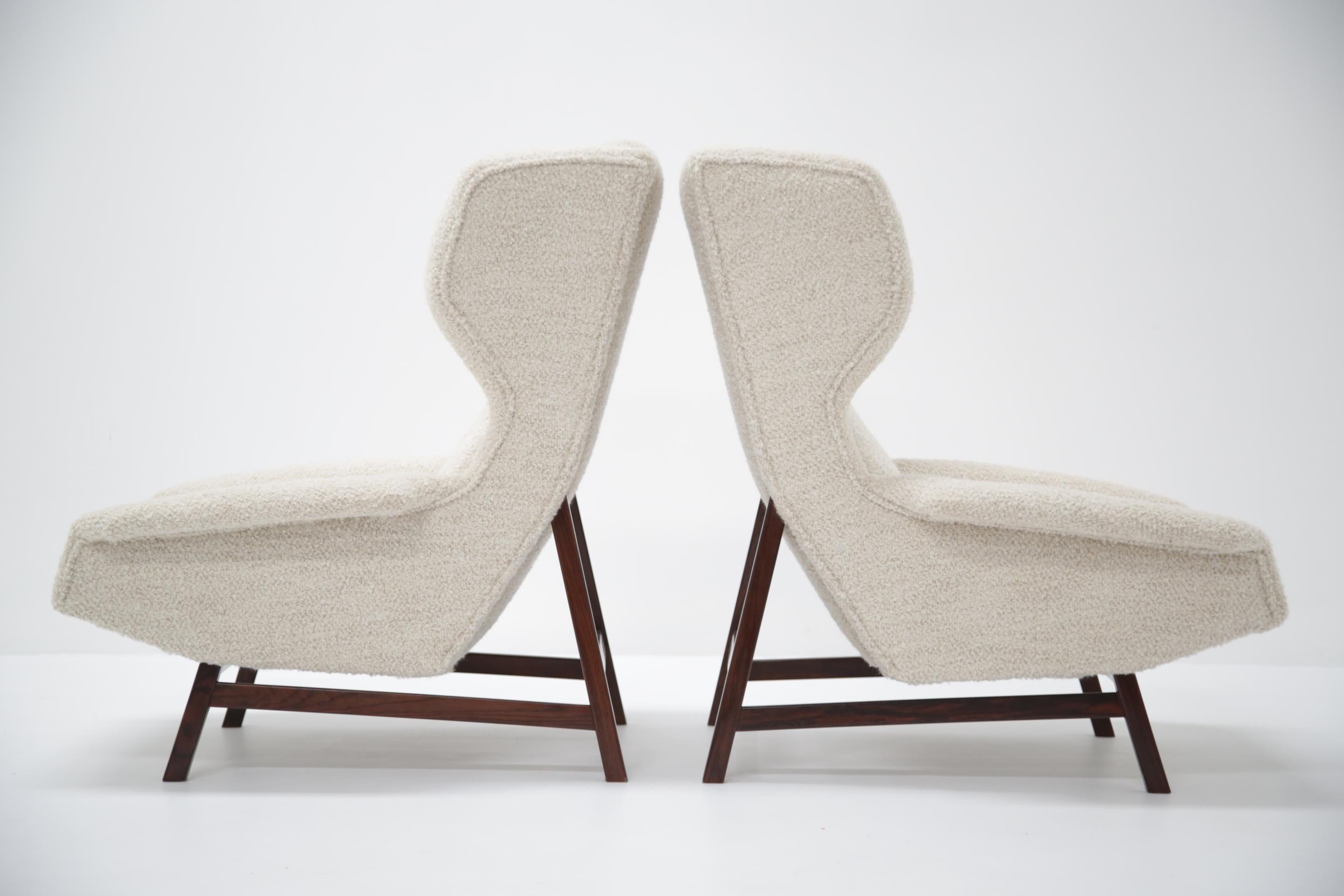 Paar Gianfranco Frattini Modell 877 Ohrensessel, Cassina, weißer Bouclé, ca. 1957, Paar (Italienisch) im Angebot