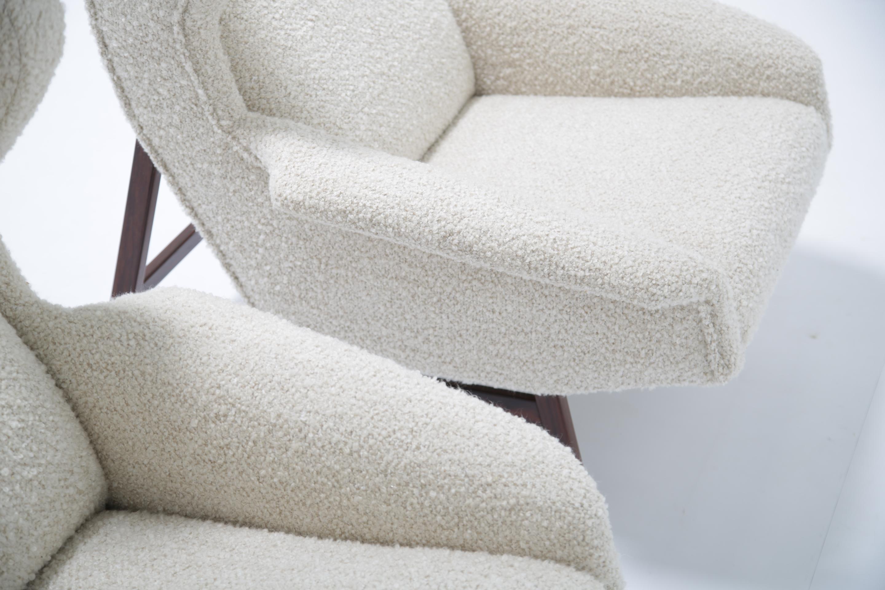 Paar Gianfranco Frattini Modell 877 Ohrensessel, Cassina, weißer Bouclé, ca. 1957, Paar (Mitte des 20. Jahrhunderts) im Angebot