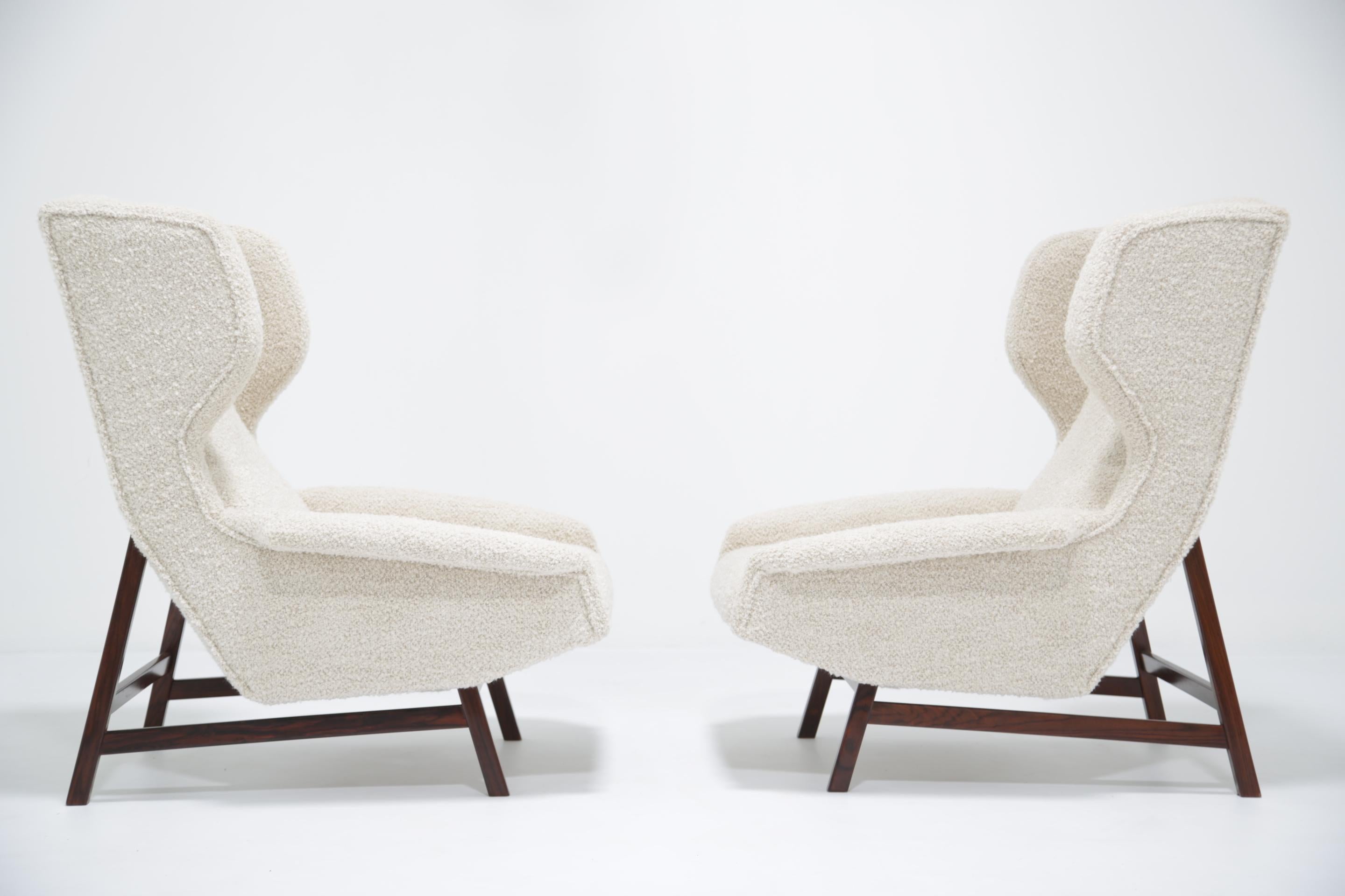 Paar Gianfranco Frattini Modell 877 Ohrensessel, Cassina, weißer Bouclé, ca. 1957, Paar (Walnuss) im Angebot