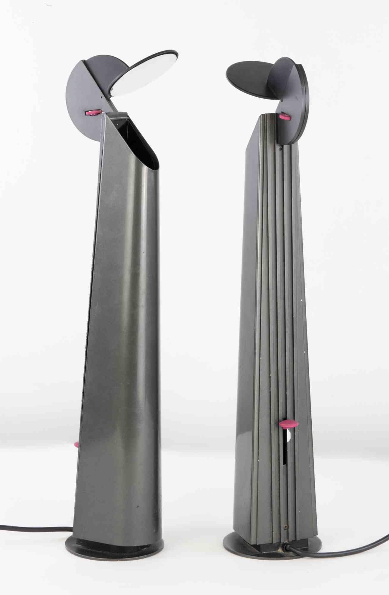 La pareja de lámparas de escritorio Gibigiana es una lámpara de diseño original realizada por Achille Castiglioni para Flos en la década de 1980.

Pareja de lámparas de aluminio. Buen estado, salvo algunos arañazos y pequeñas pérdidas de