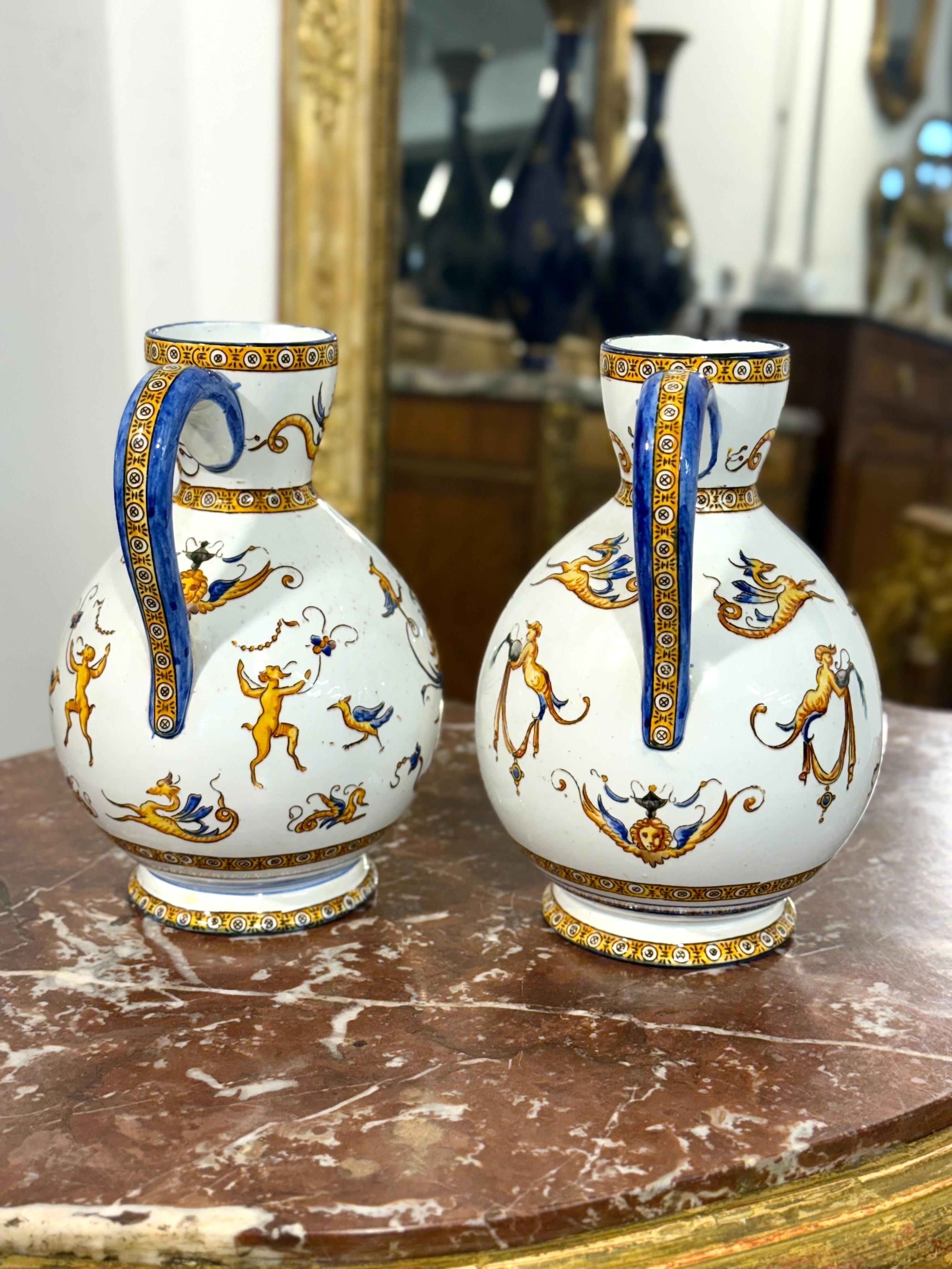 Coppia di brocche in maiolica rinascimentale di Gien, XIX secolo in vendita 9