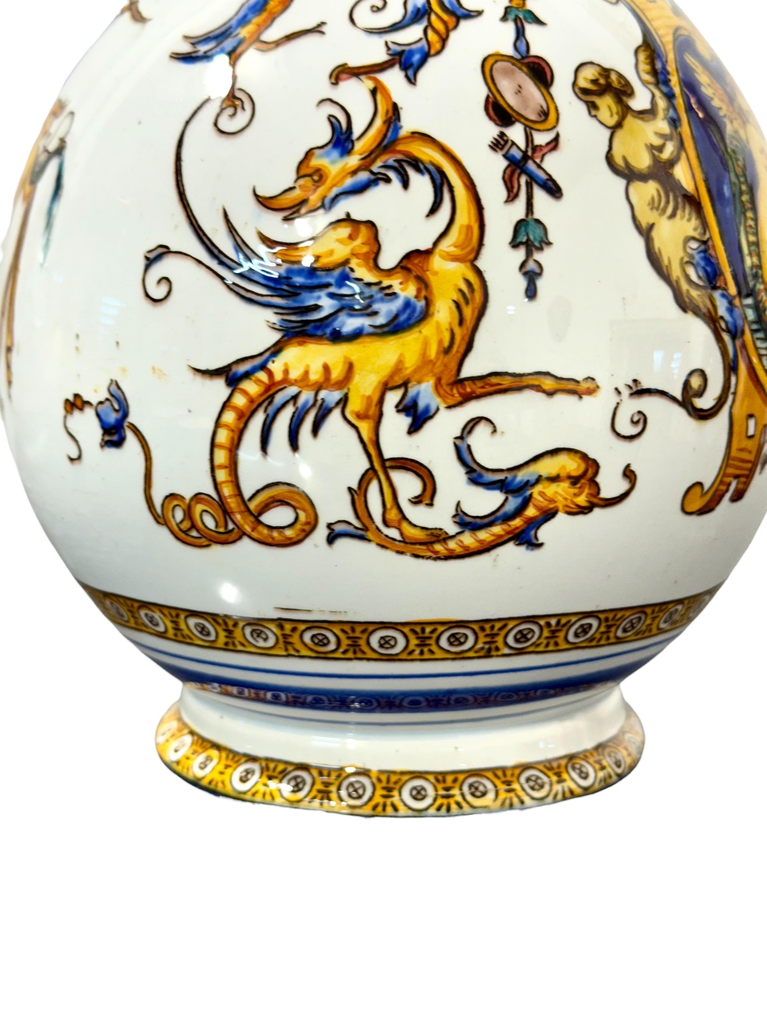 Francese Coppia di brocche in maiolica rinascimentale di Gien, XIX secolo in vendita