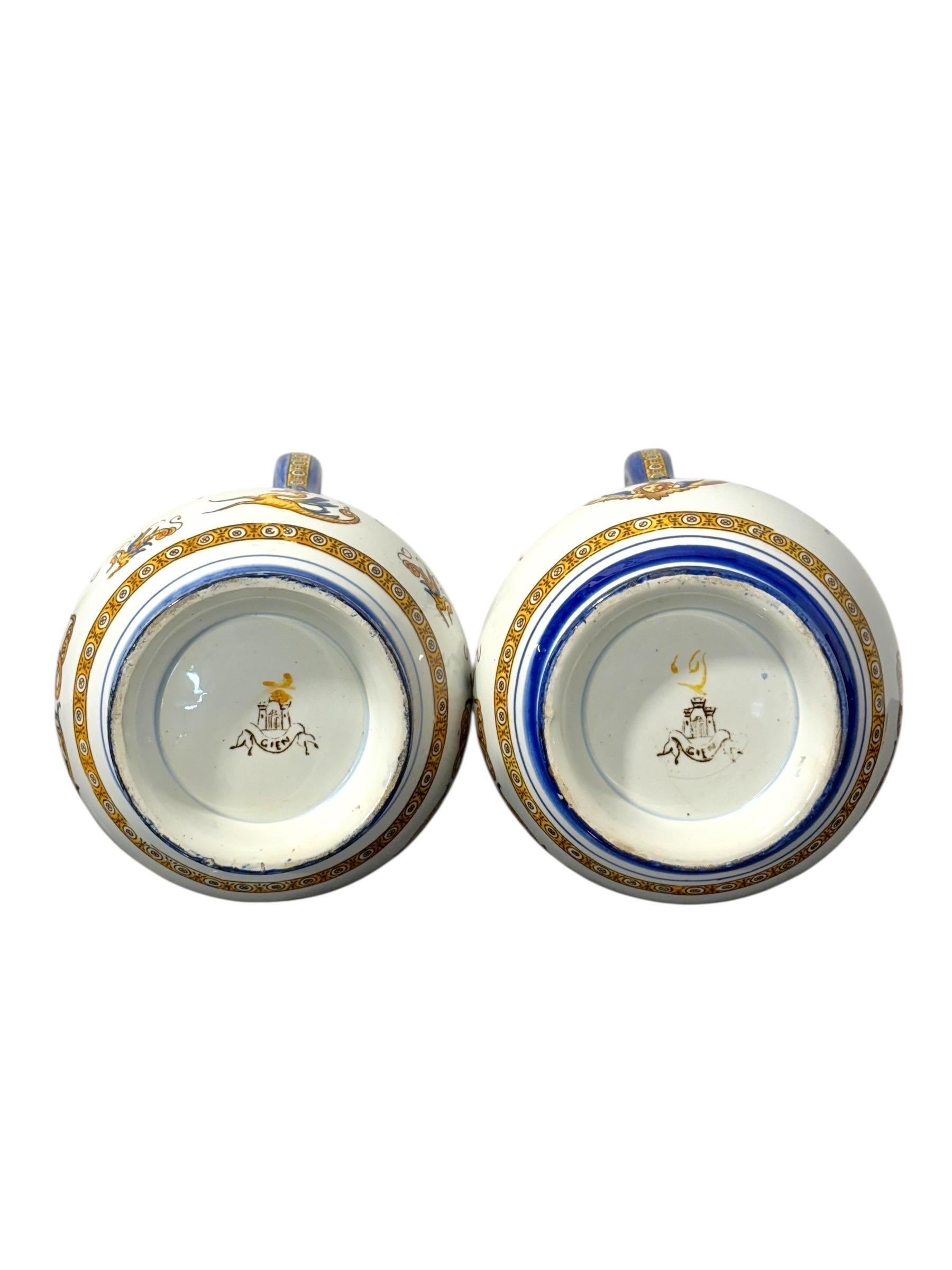 Coppia di brocche in maiolica rinascimentale di Gien, XIX secolo In condizioni buone in vendita a LA CIOTAT, FR