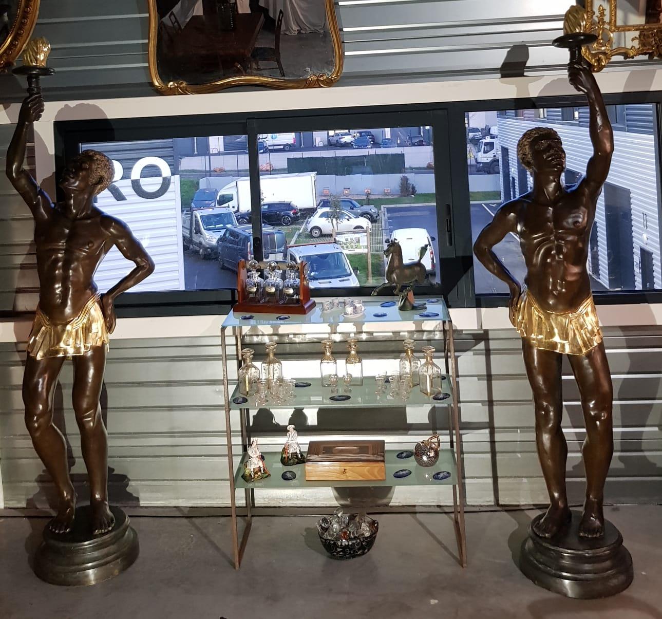 Paire de statuettes iconiques en bronze représentant des nus emportant des torches en vente 2