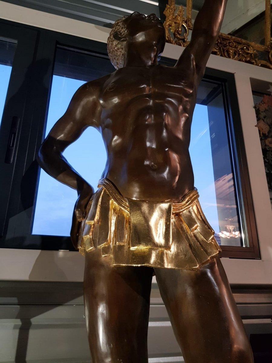 Paire de statuettes géantes en bronze représentant des nus emportant des torches en vente 6
