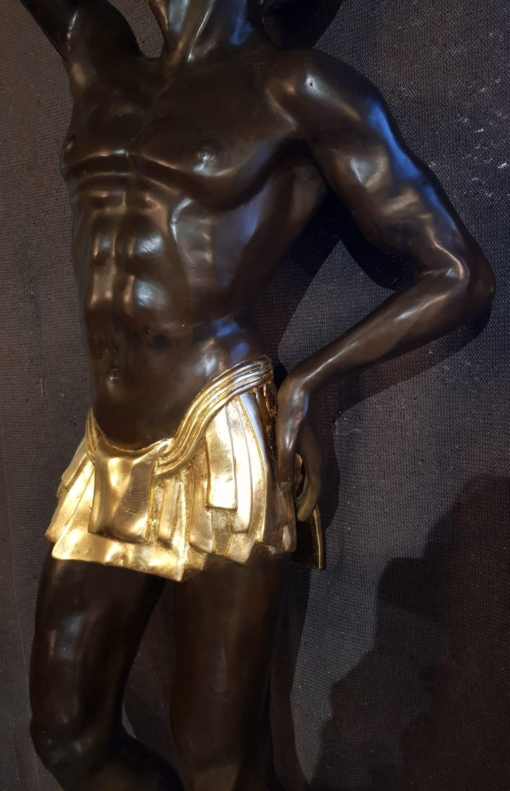 Néocolonial Paire de statuettes iconiques en bronze représentant des nus emportant des torches en vente