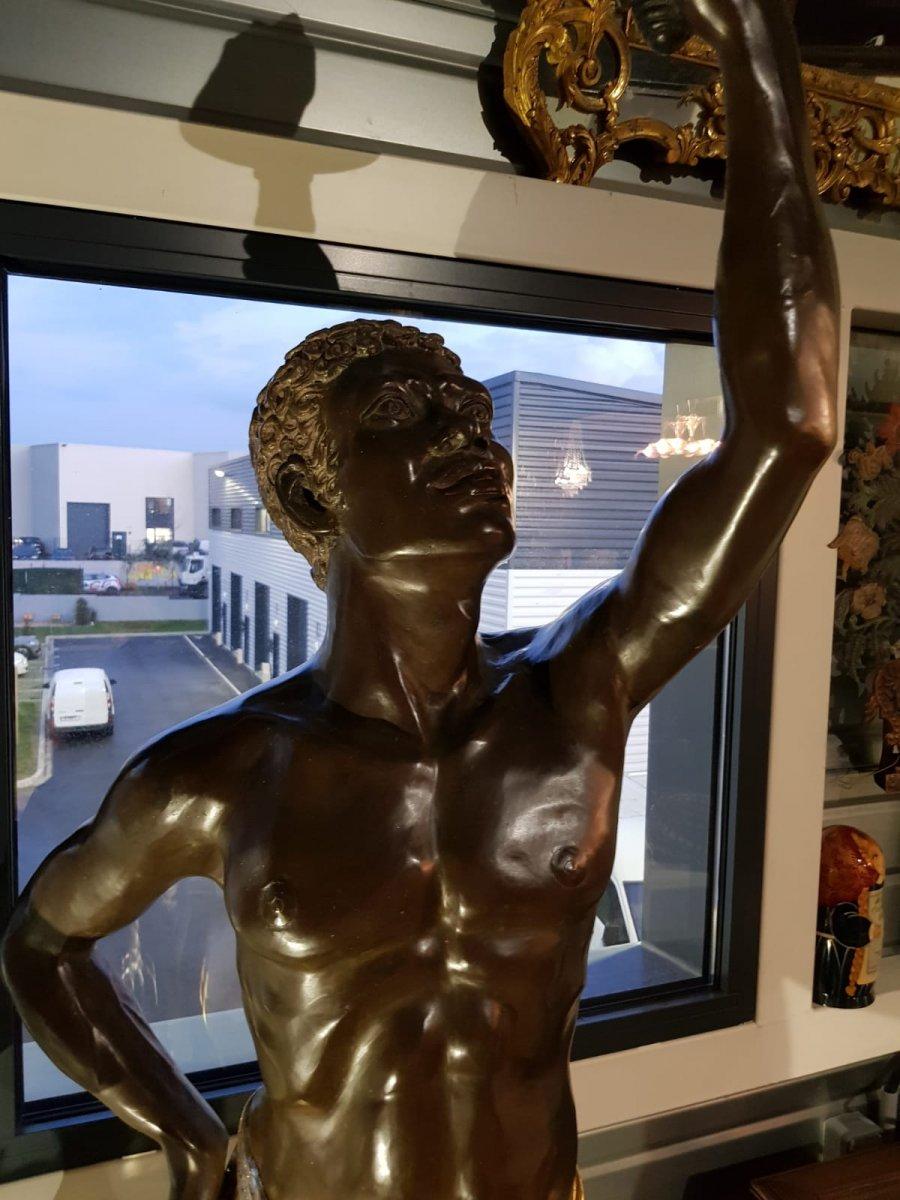 Paire de statuettes géantes en bronze représentant des nus emportant des torches Excellent état - En vente à CRÉTEIL, FR