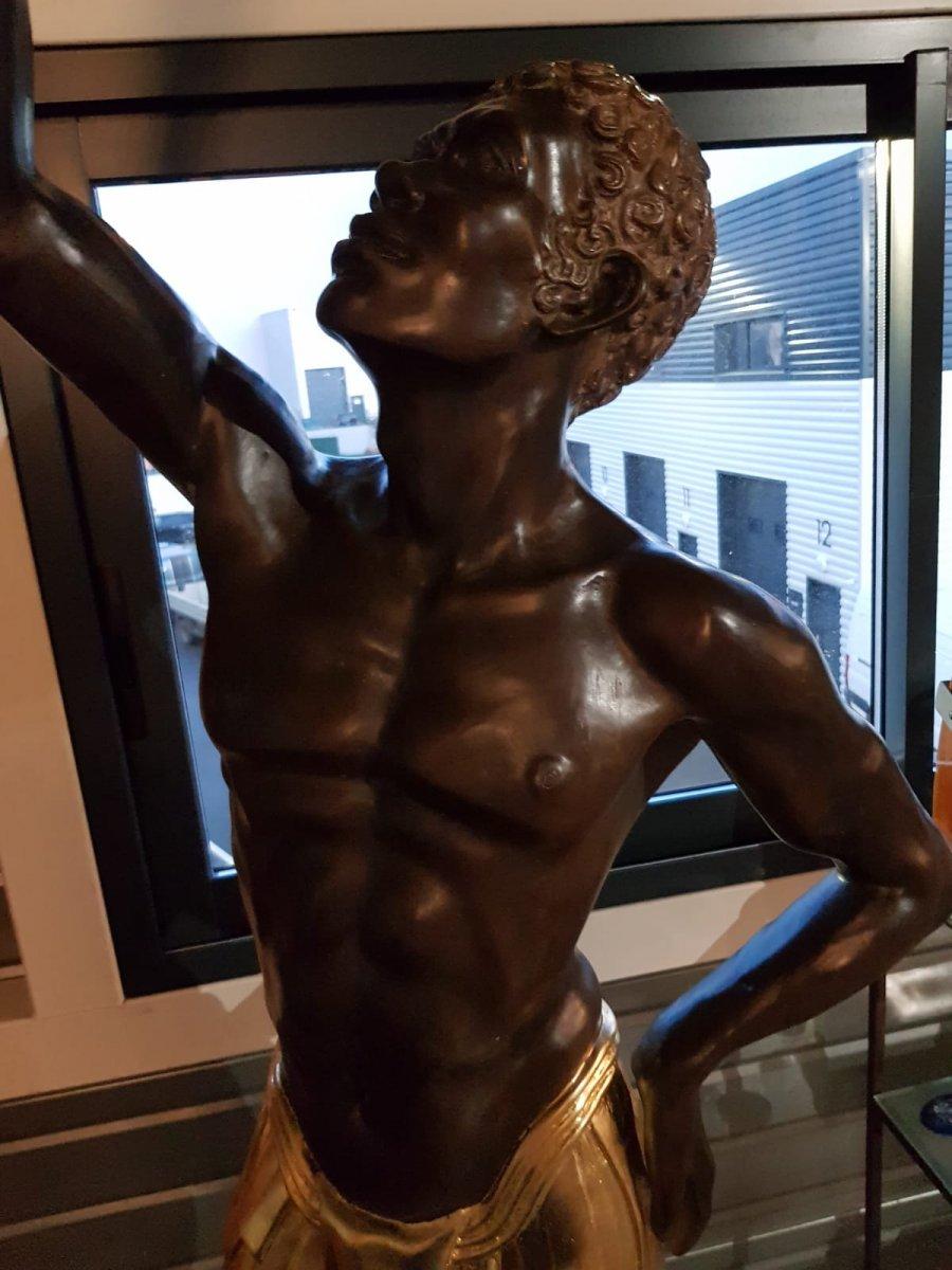 20ième siècle Paire de statuettes géantes en bronze représentant des nus emportant des torches en vente