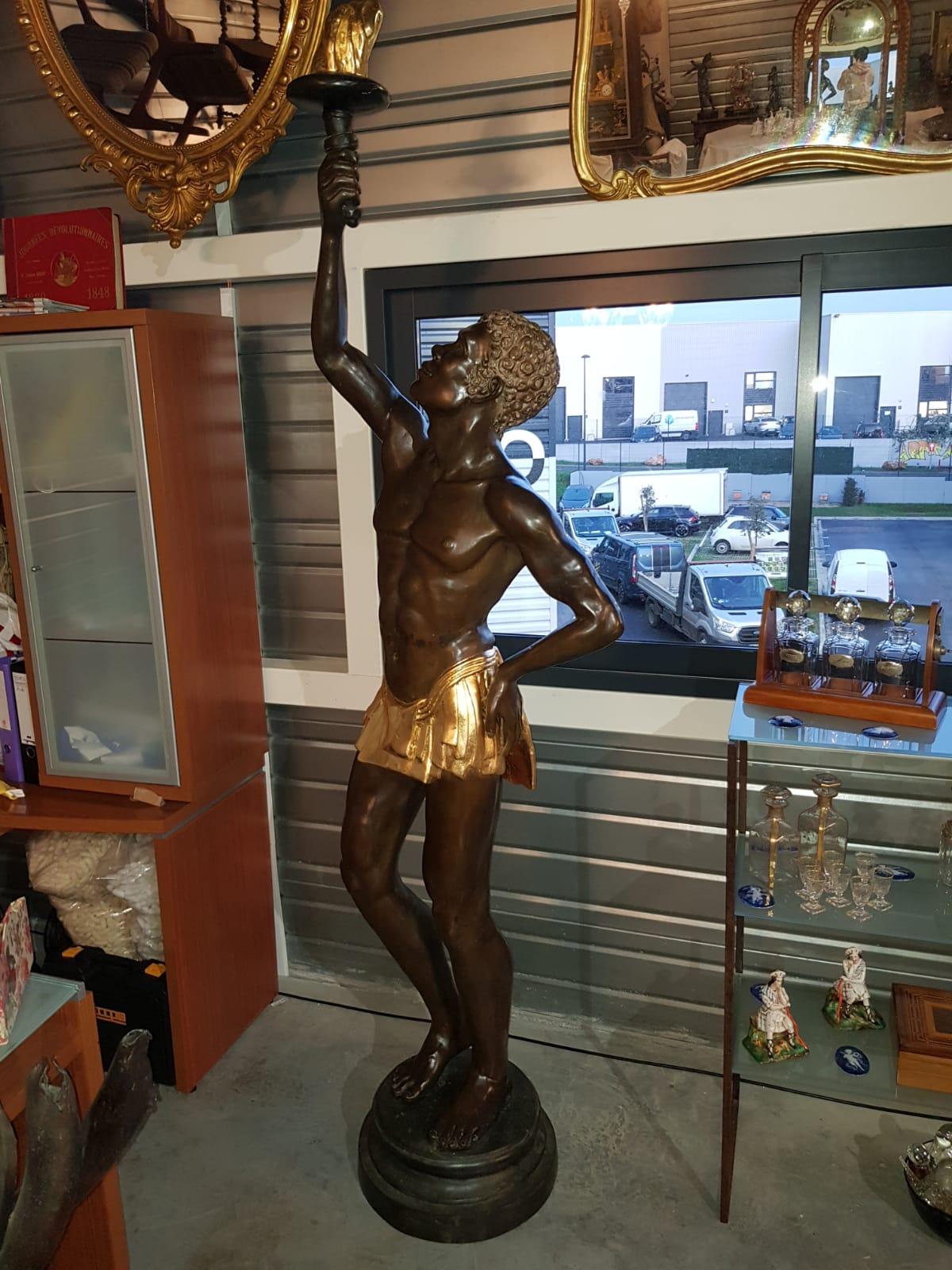 Paire de statuettes iconiques en bronze représentant des nus emportant des torches Excellent état - En vente à CRÉTEIL, FR