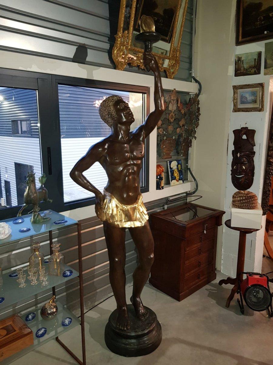 Paire de statuettes géantes en bronze représentant des nus emportant des torches en vente 1