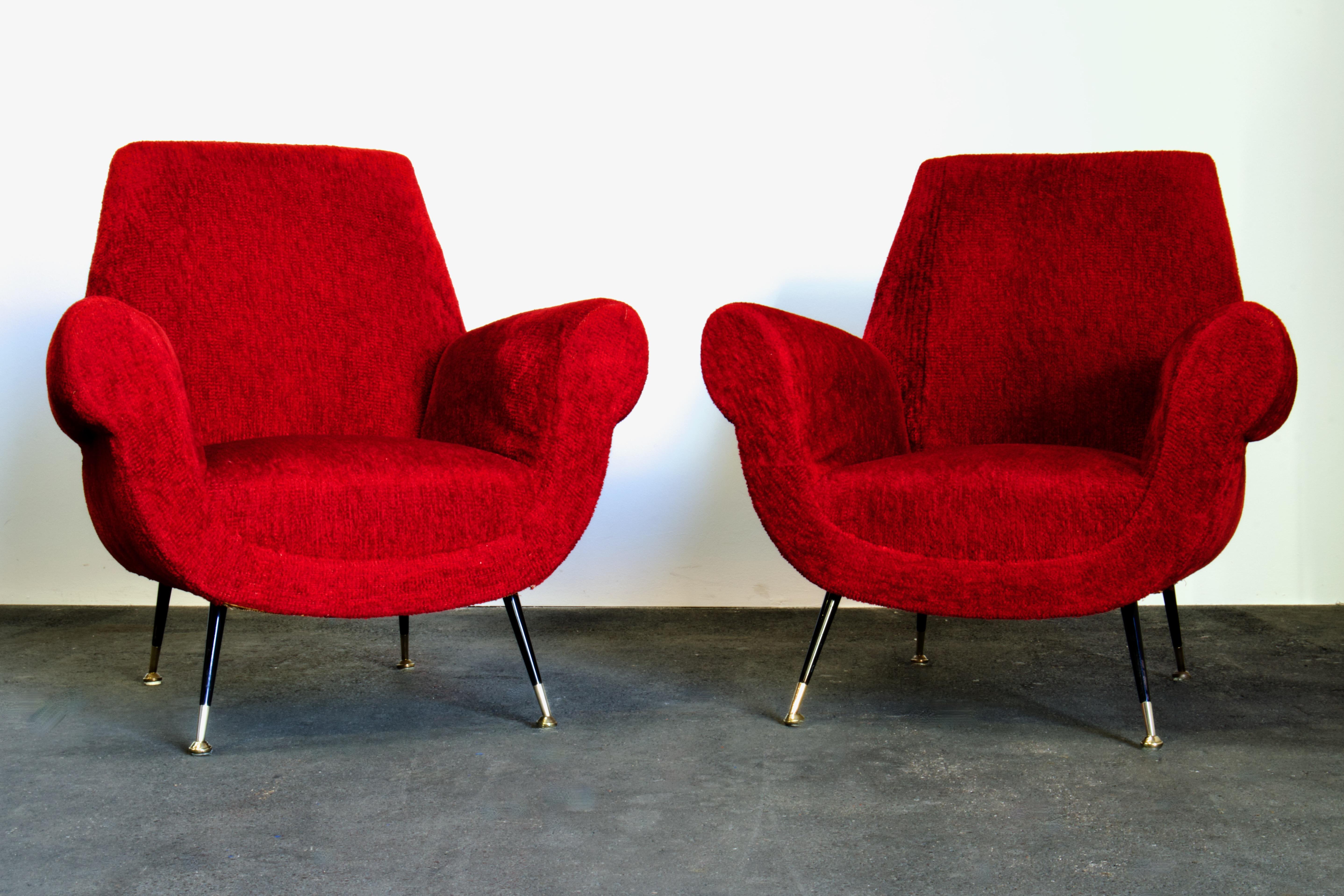 Zwei originale italienische Sessel aus der Jahrhundertmitte, entworfen von Luigi (Gigi) Radice für Minotti, Italien in den 1950er Jahren. Dieser Entwurf, der eine wichtige Periode des italienischen Designs prägte, erinnert an die zeitgenössischen