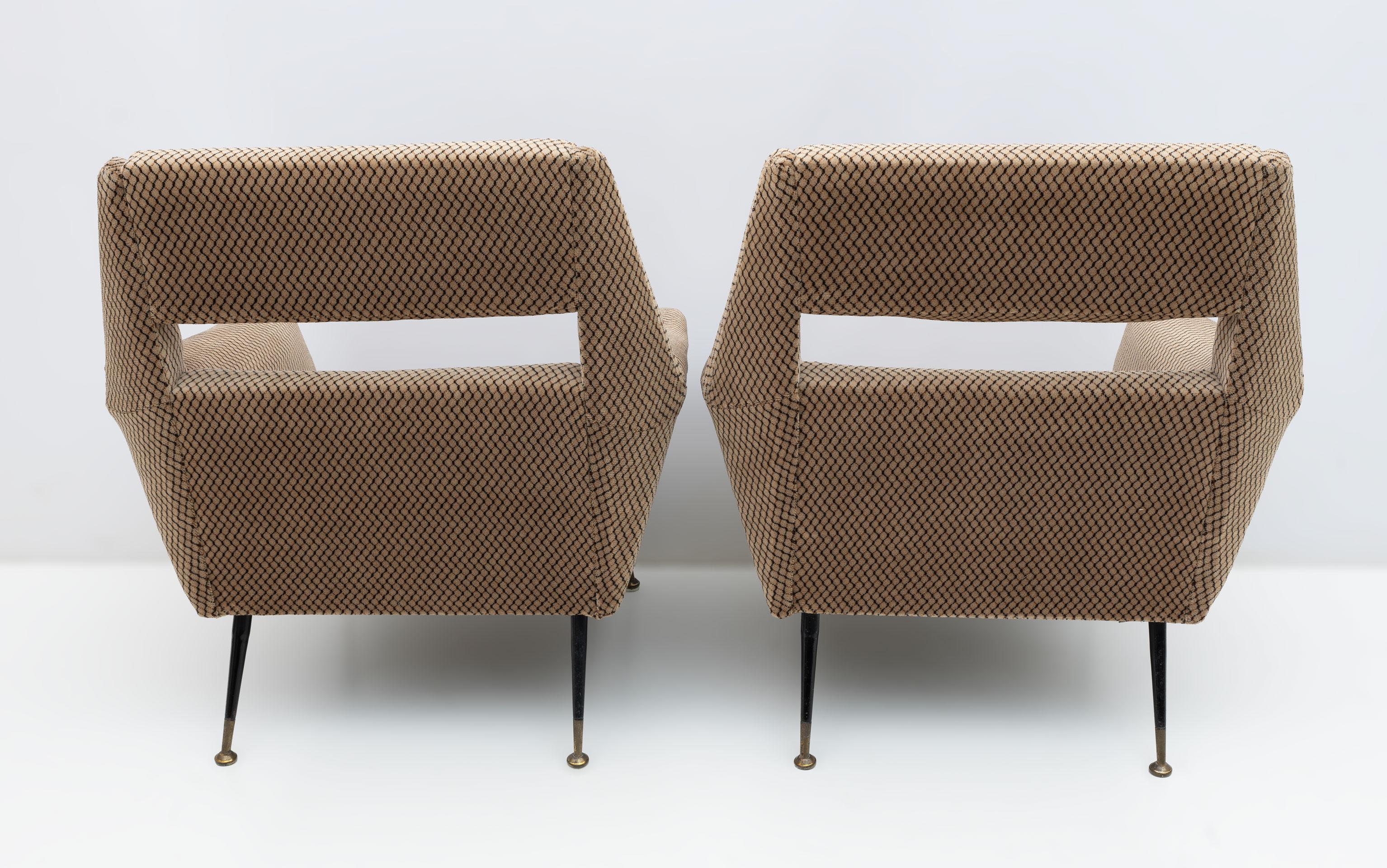 Paire de fauteuils avec structure en bois, revêtement en tissu, supports en laiton et métal laqué.
Conçu par Gigi Radice et produit par Minotti, Italie, vers 1950.
Sellerie d'origine en velours mais usée, une nouvelle sellerie est recommandée.