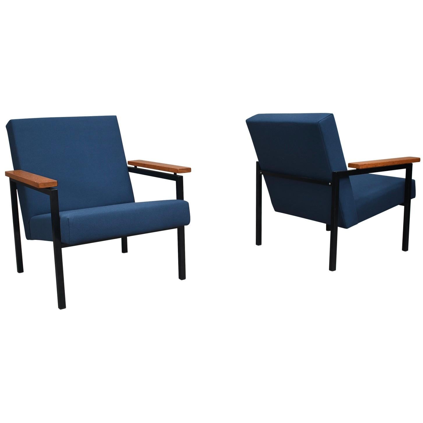 Minimalistic and timeless pair of lounge chairs by Gijs van der Sluis. The chairs have been reupholstered in Steelcut Trio fabric by KVADRAT. Other options also available.

Designer: Gijs van der Sluis

Country: Netherlands

Model: model 30
