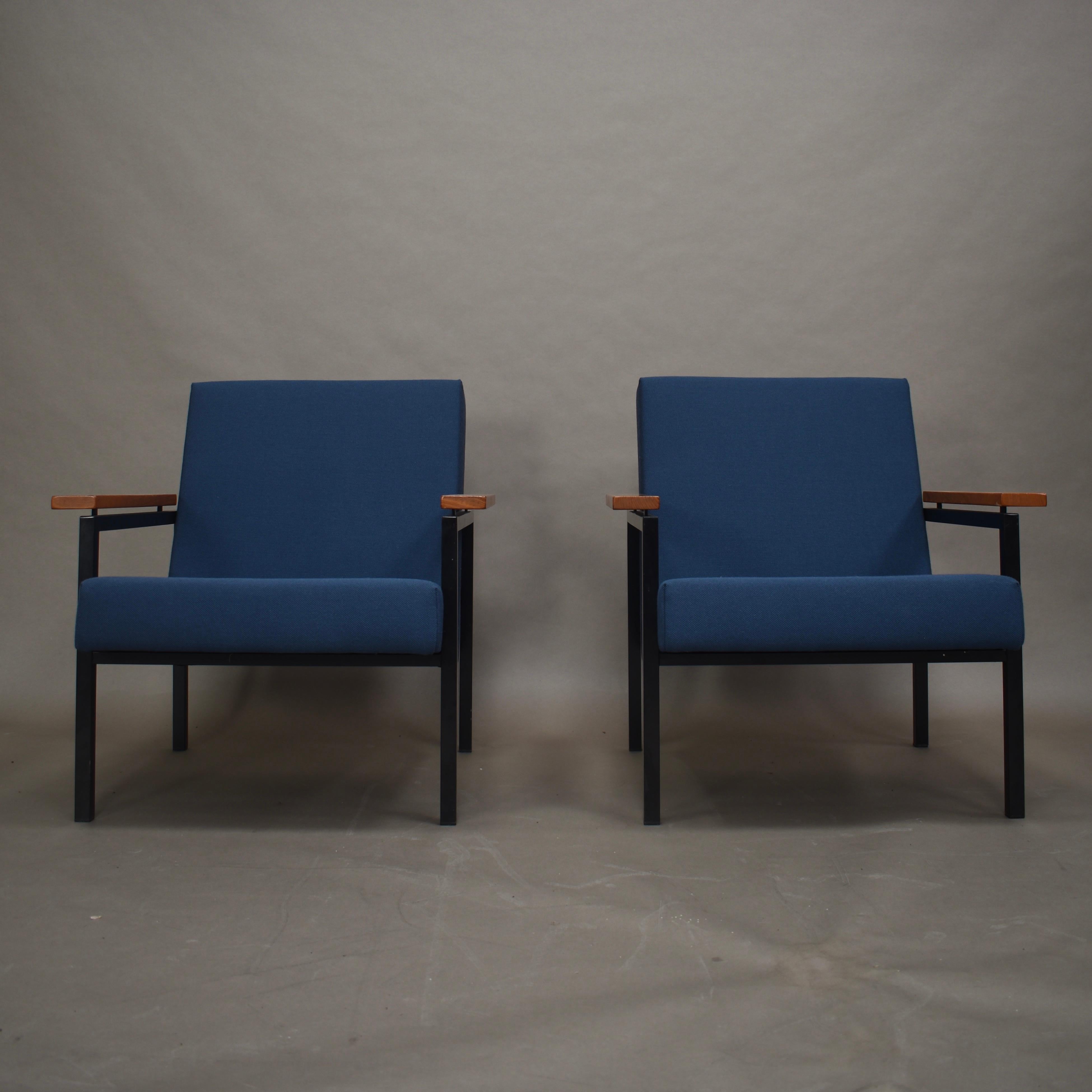 Pair of Gijs van der Sluis Chairs in New Upholstery, Netherlands, circa 1960 In Good Condition In Pijnacker, Zuid-Holland