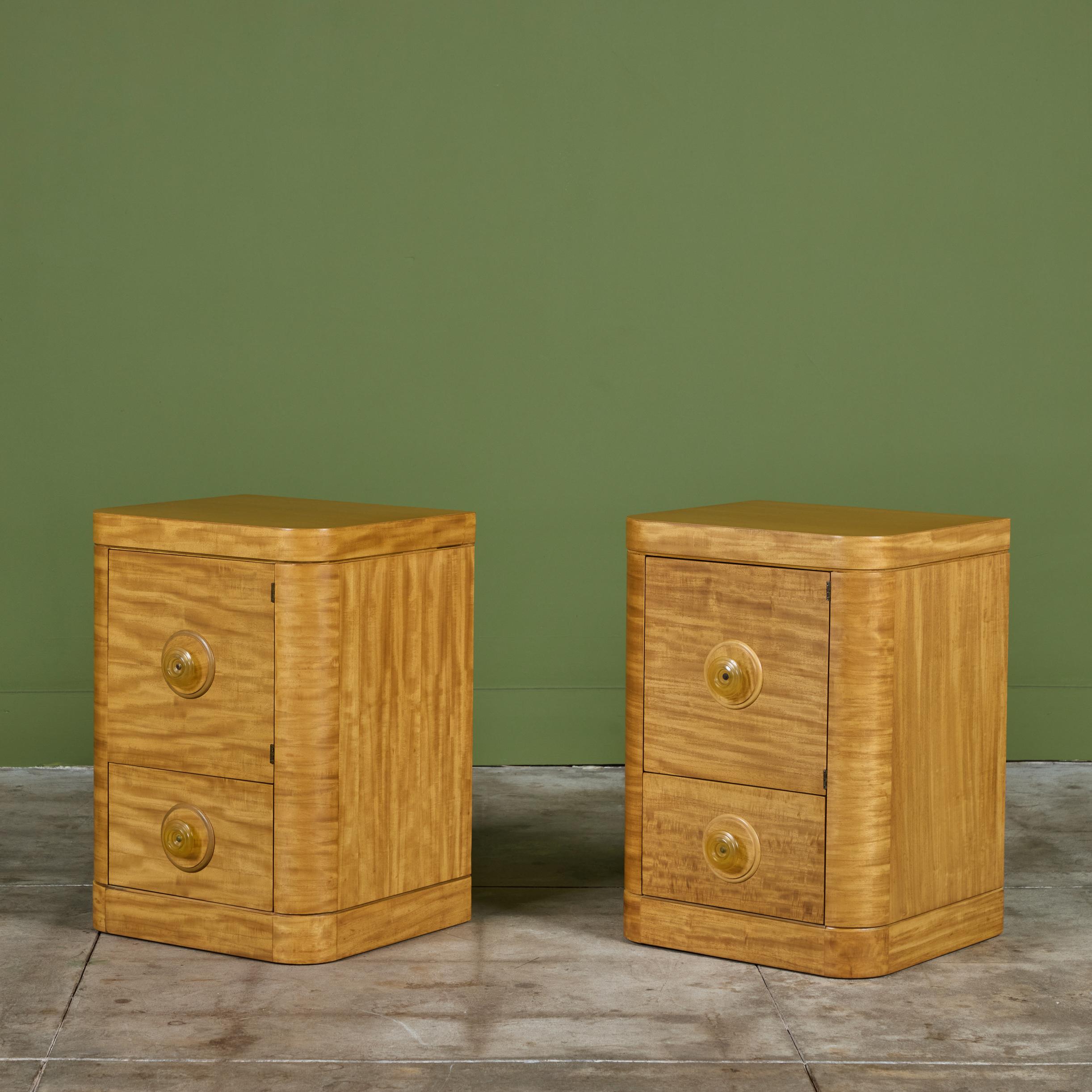 Pareja de mesillas de noche Gilbert Rohde Estadounidense en venta