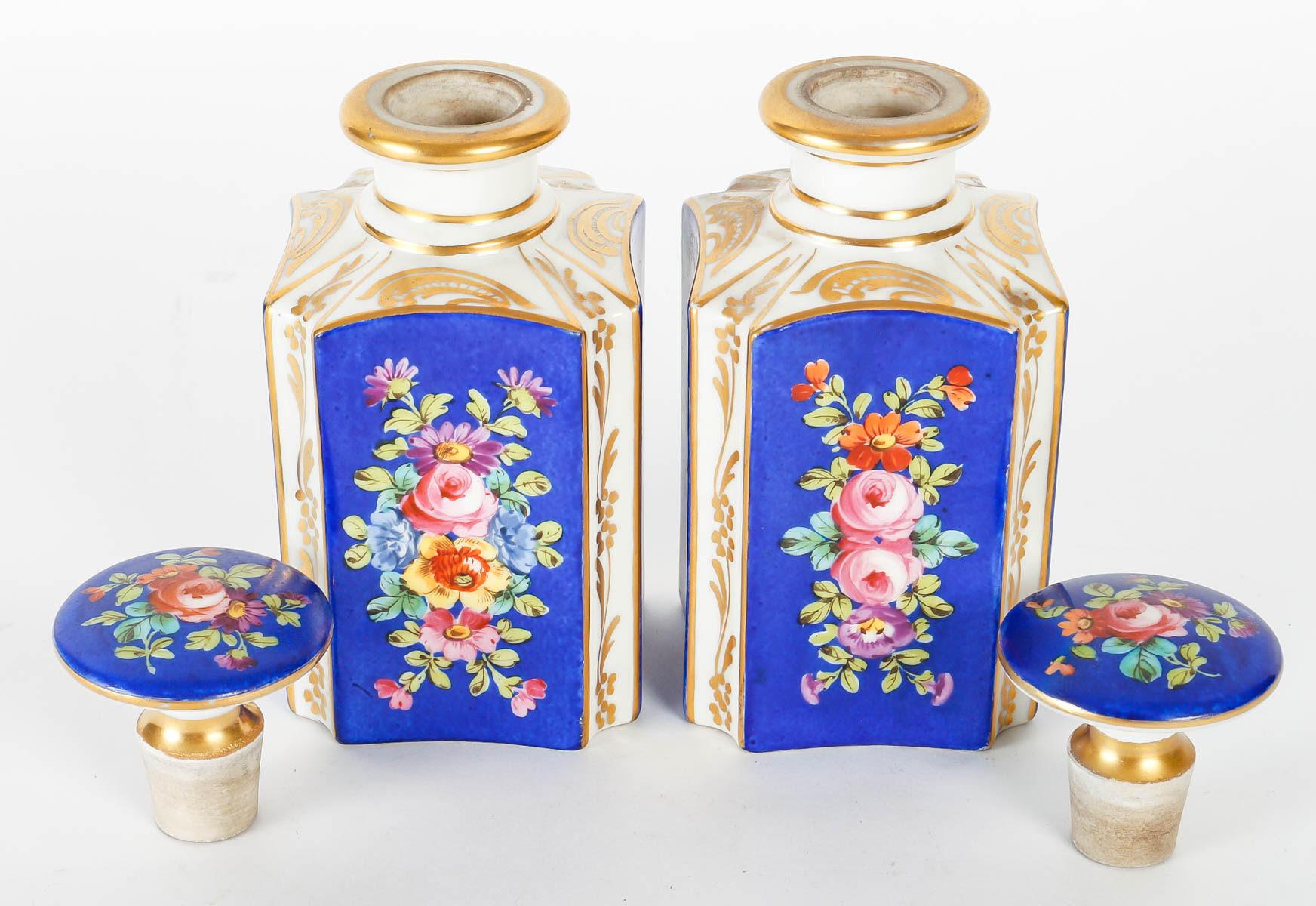 Français Paire de flacons en porcelaine dorée et peinte à la main, période Napoléon III. en vente