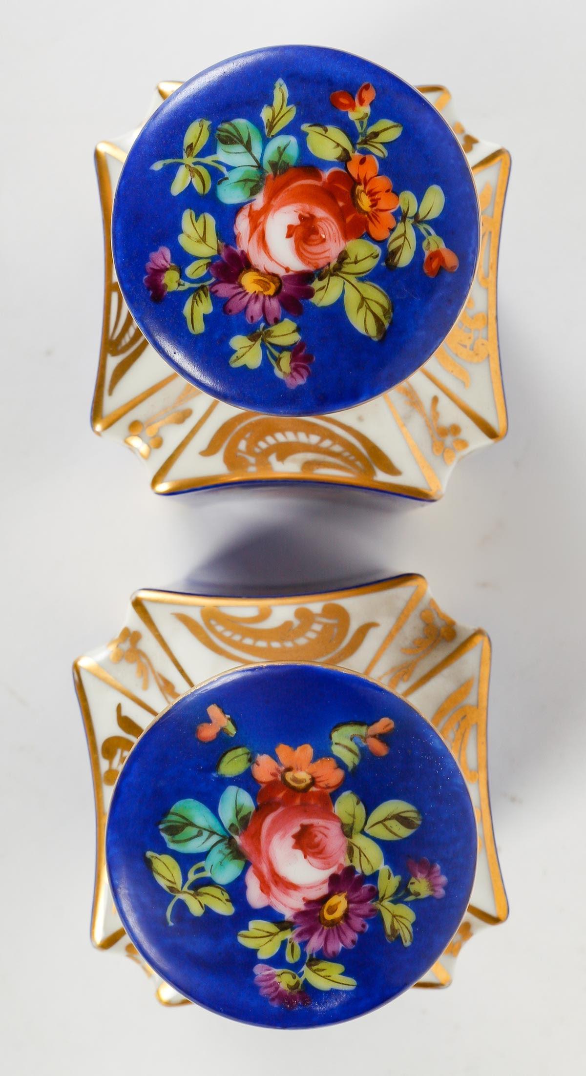 Pair of Gilded and Hand-Painted Porcelain Flasks, Napoleon III Period. In Good Condition For Sale In Saint-Ouen, FR