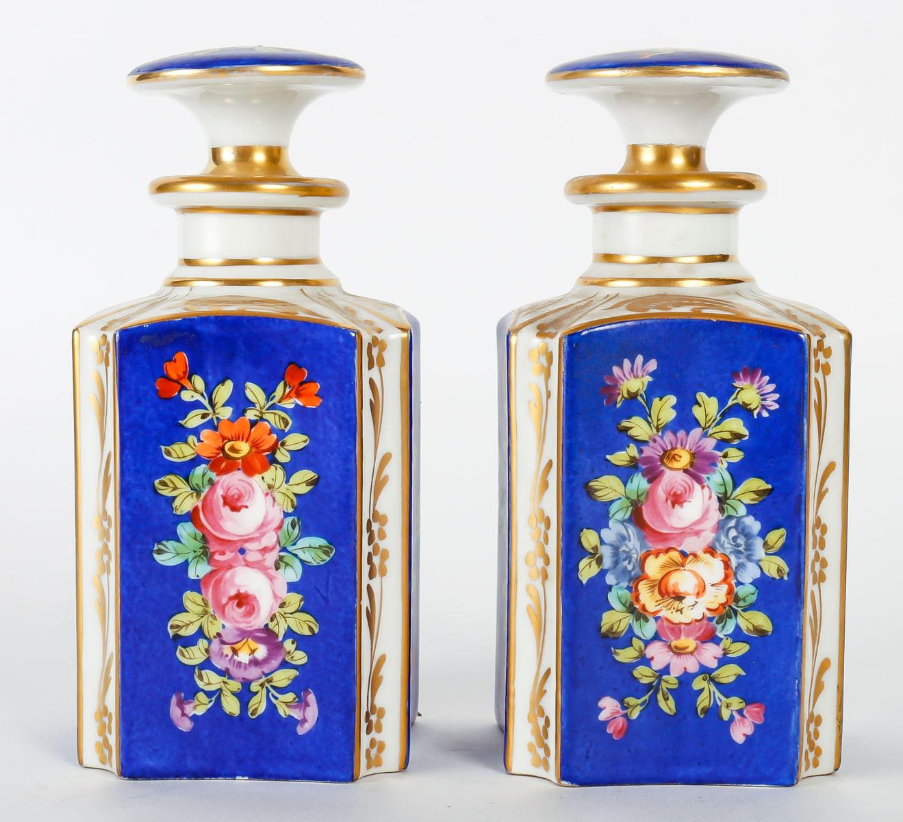 XIXe siècle Paire de flacons en porcelaine dorée et peinte à la main, période Napoléon III. en vente