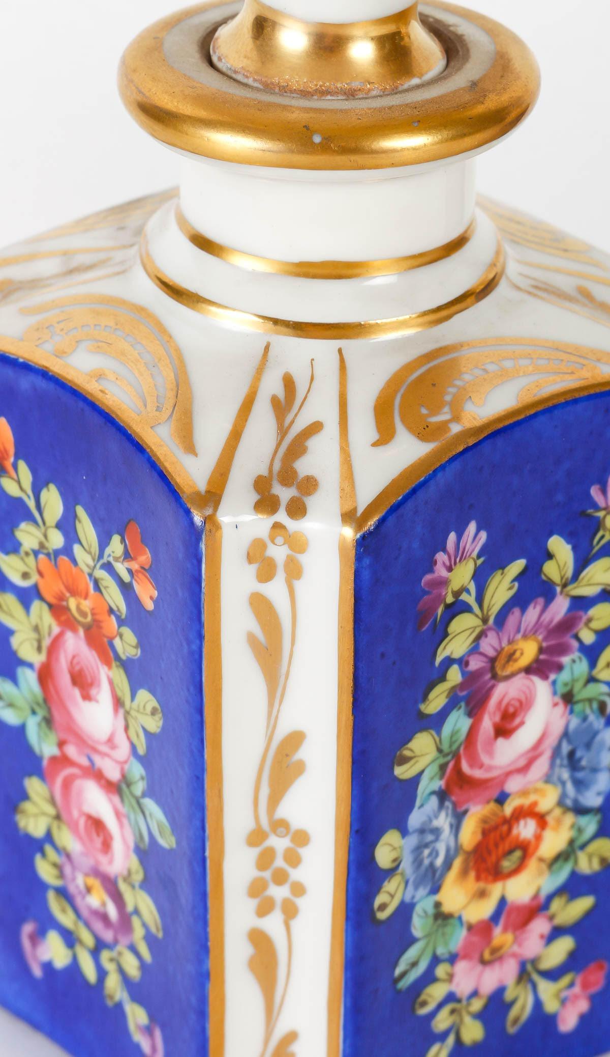 Paire de flacons en porcelaine dorée et peinte à la main, période Napoléon III. en vente 1