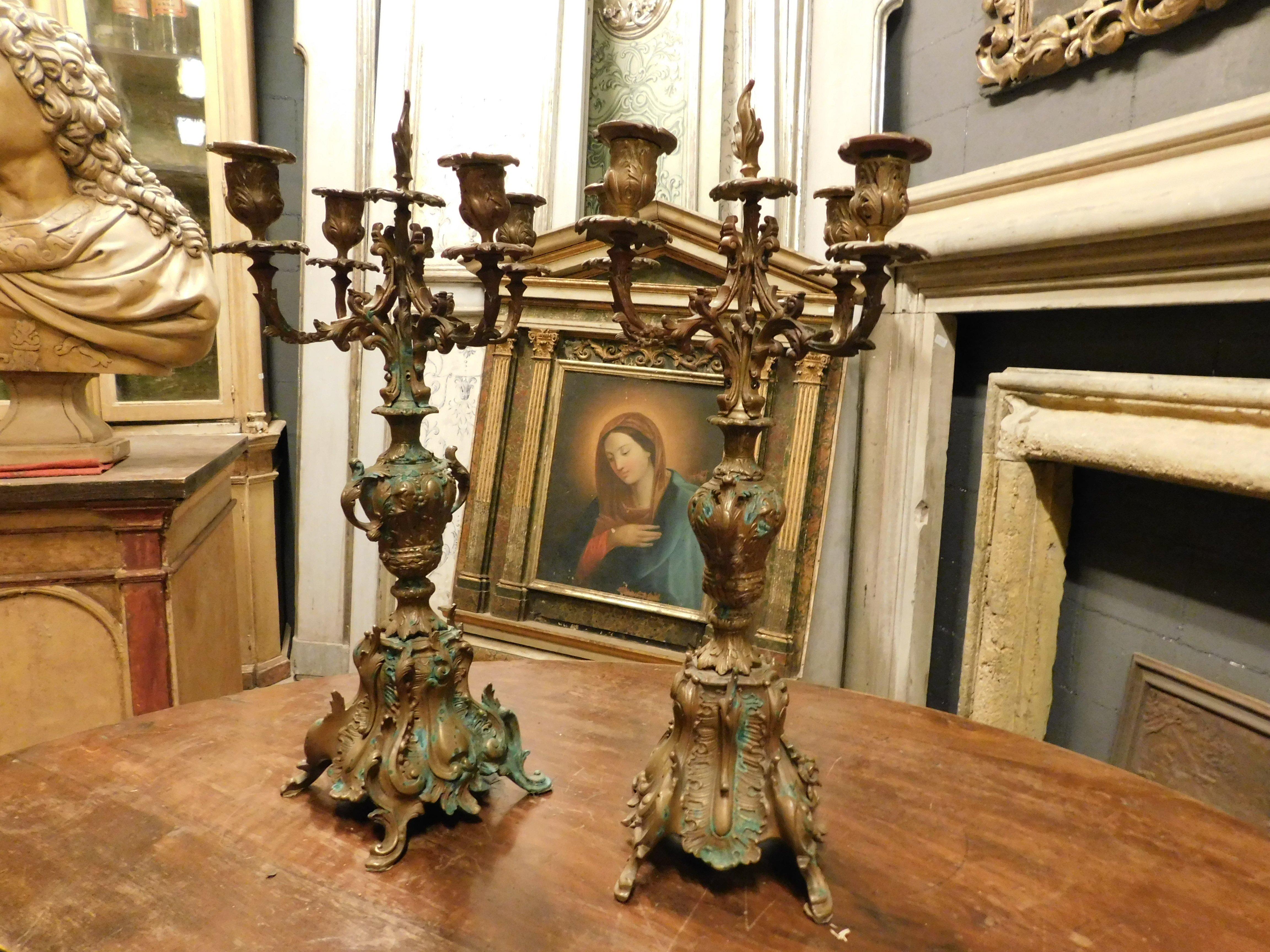 Ancient pair of gilded bronze candelabras richly carved with floral and baroque motifs, 4 candle holder arms each with a practical tip for moving objects, built to be placed above a fireplace in the 19th century in Italy, measuring W 27 x H 56 x cm