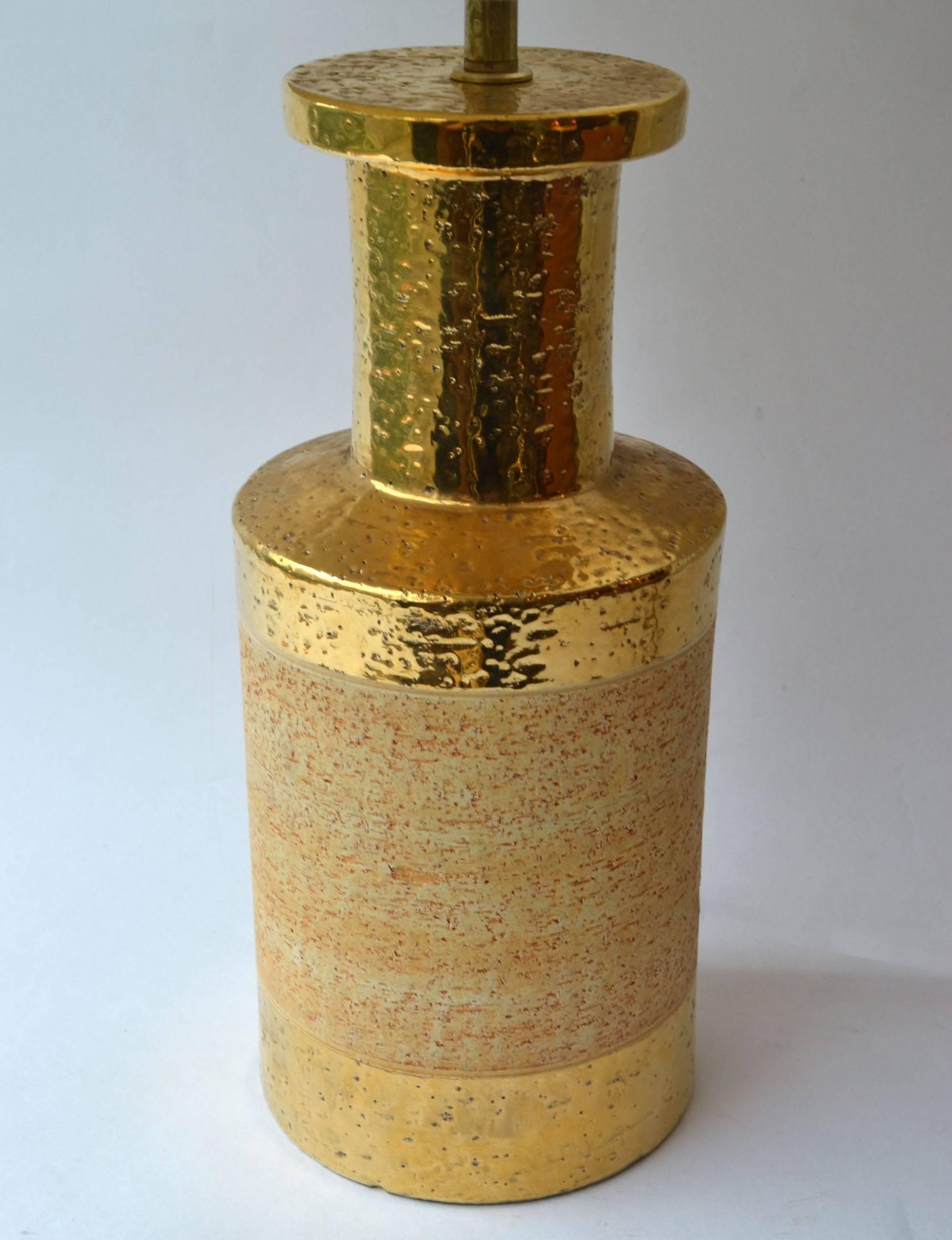 Mid-Century Modern Paire de lampes de bureau en céramique dorée et grès par Bitossi, Italie en vente
