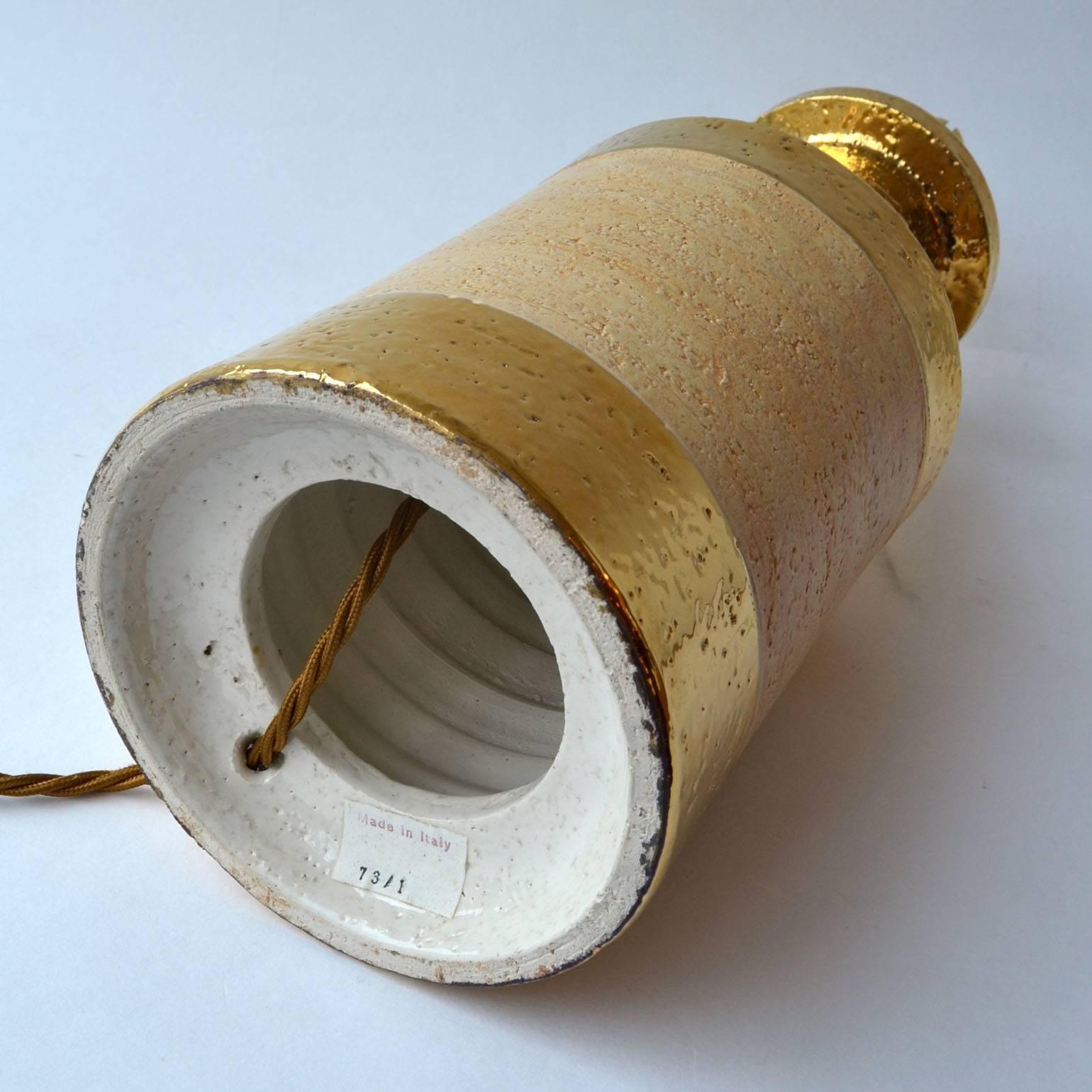 Paar Bitossi-Tischlampen aus vergoldetem Steingut aus Keramik, Italien 1970er Jahre im Angebot 8
