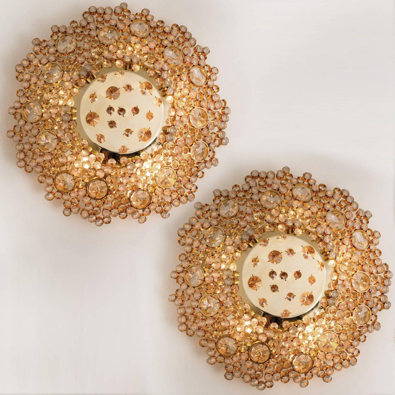 Délicate lampe à encastrer à motif floral avec verre en cristal et pièces en laiton doré, fabriquée par Palwa, Allemagne, années 1970. Avec une multitude de verres en cristal.
Veuillez noter que le prix est pour 1 paire.
Douilles : 5 petites