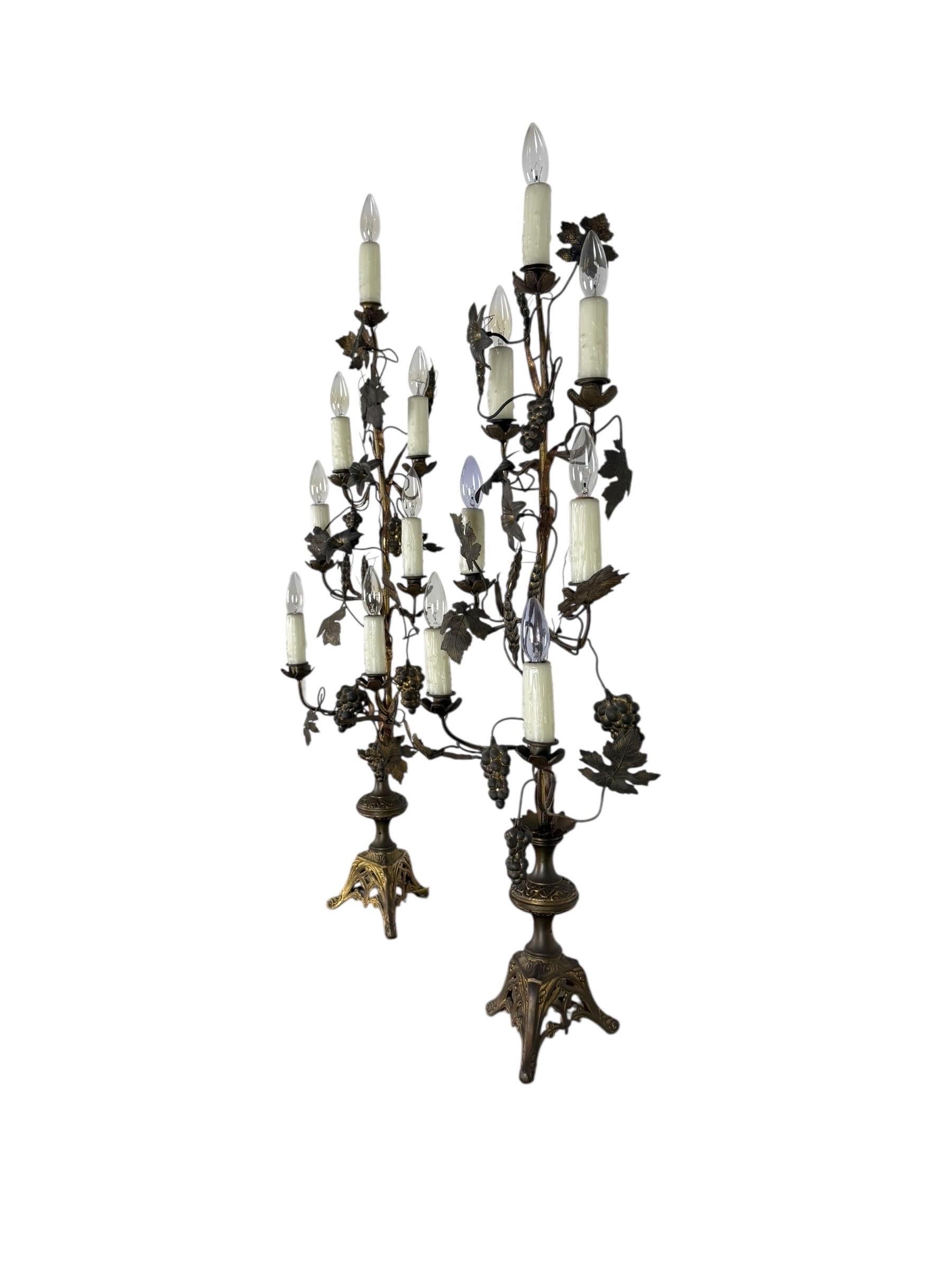 Rococo Paire de chandeliers en laiton doré avec motifs de feuillage et de raisin en vente